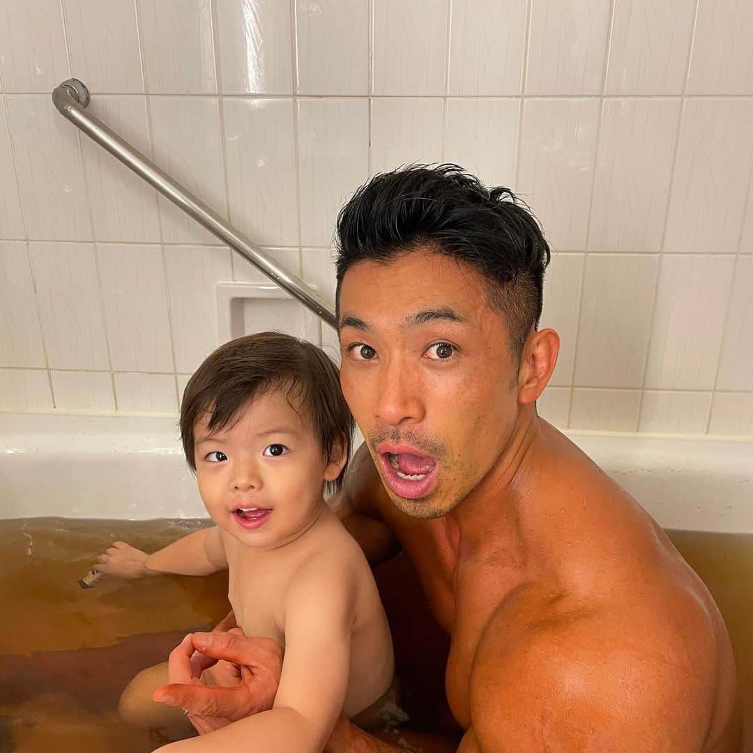 のインスタグラム：「大会終わりにホテルで @king.jo.baby とプロタン風呂😂（去年）  喜んで入ってくれるところが可愛すぎる🥹」