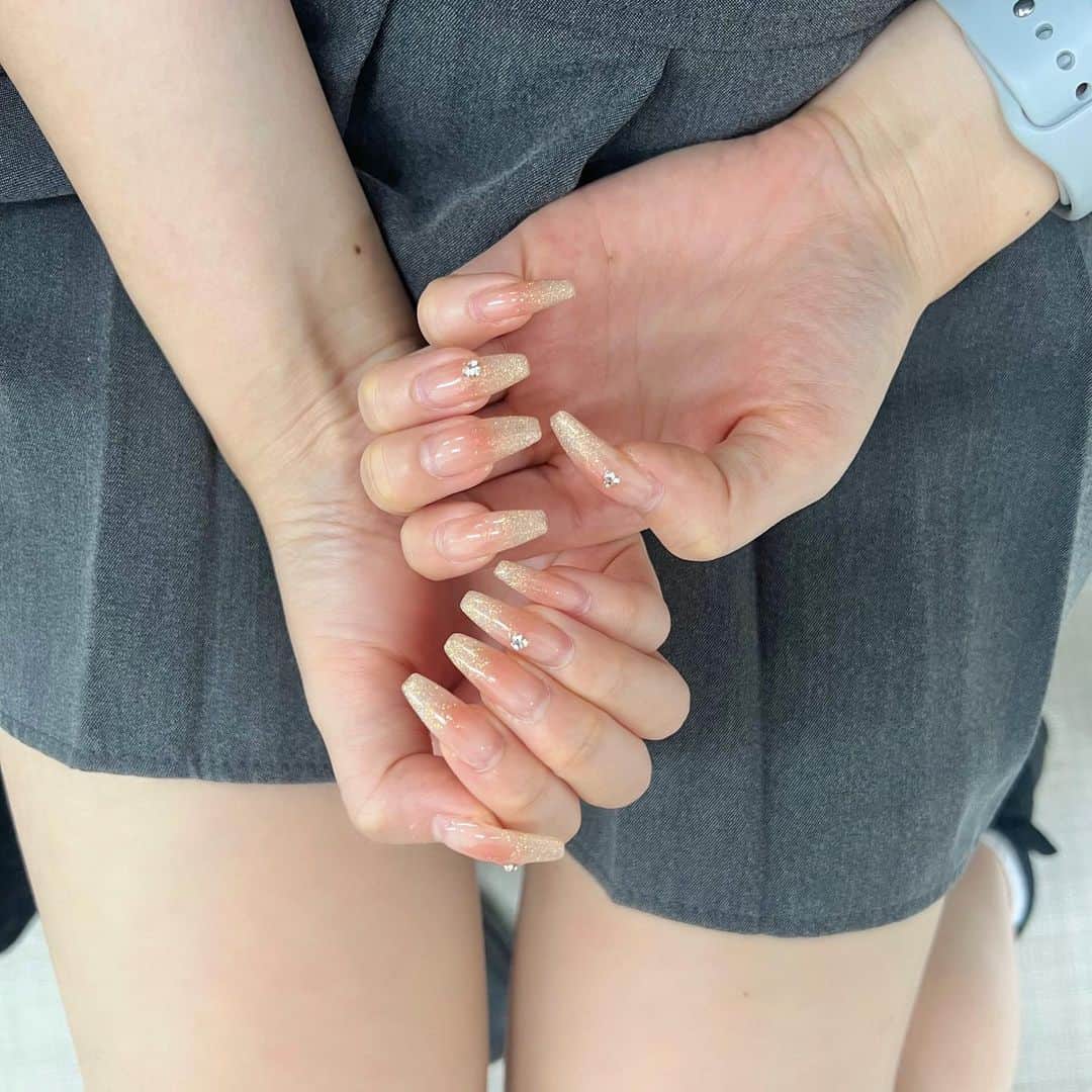 ゆうなのインスタグラム：「@a.l.u.m__rin さんいつもありがとうございます🤍チークネイルでキラキラ可愛い😭」