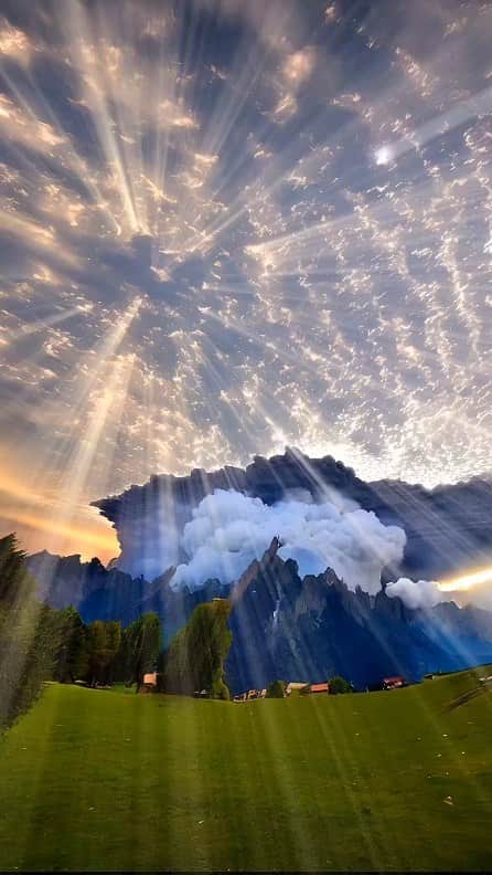 Padgramのインスタグラム：「Looking at the blue sky and white clouds is the most healing, I share the beautiful clouds with you, I hope you will like them.  Credit to 🎥@naturesms   #pgdaily #pgstar#pgcounty #skycolors #planetgo#planet #planetearth #amazing #awesome #nature #skylovers #sky」