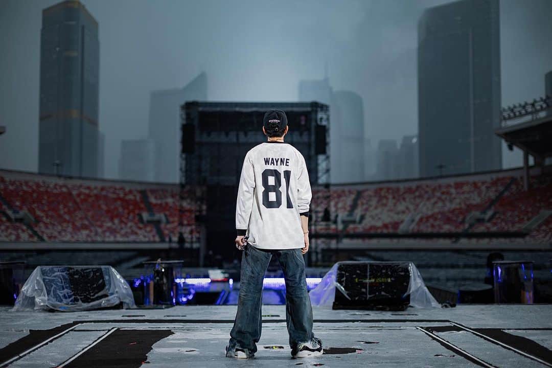 のインスタグラム：「JJ20 廣州站兩晚中之一 今晚開始！💜  First of two nights for JJ20 Guangzhou Starts tonight!   #roadtoJJ20 #JJ20WorldTour」