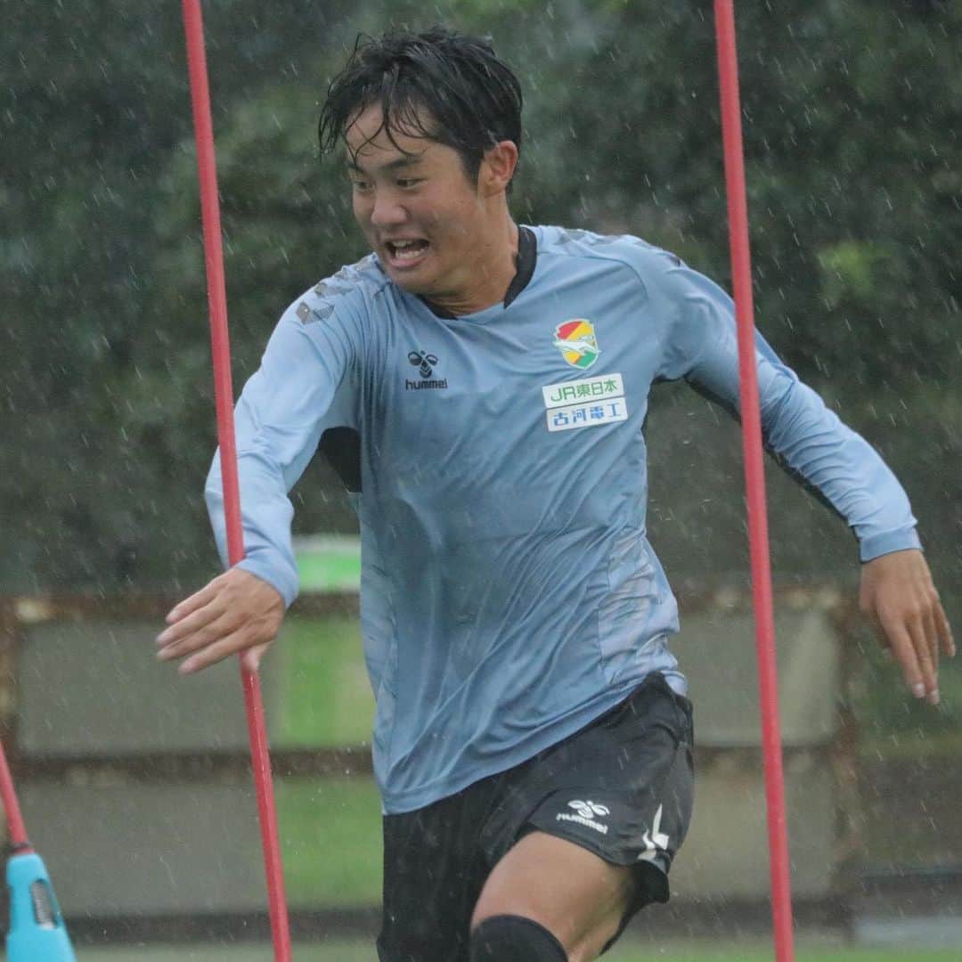 ジェフユナイテッド市原・千葉のインスタグラム：「#9月8日  あいにくの悪天候☔️ 大雨の中でのトレーニング💪 明日はホーム秋田戦🏟️ 本日のユナパをお届け⚽️  #jefunited #ジェフ千葉 #ユナパレポ #jleague #winbyall」
