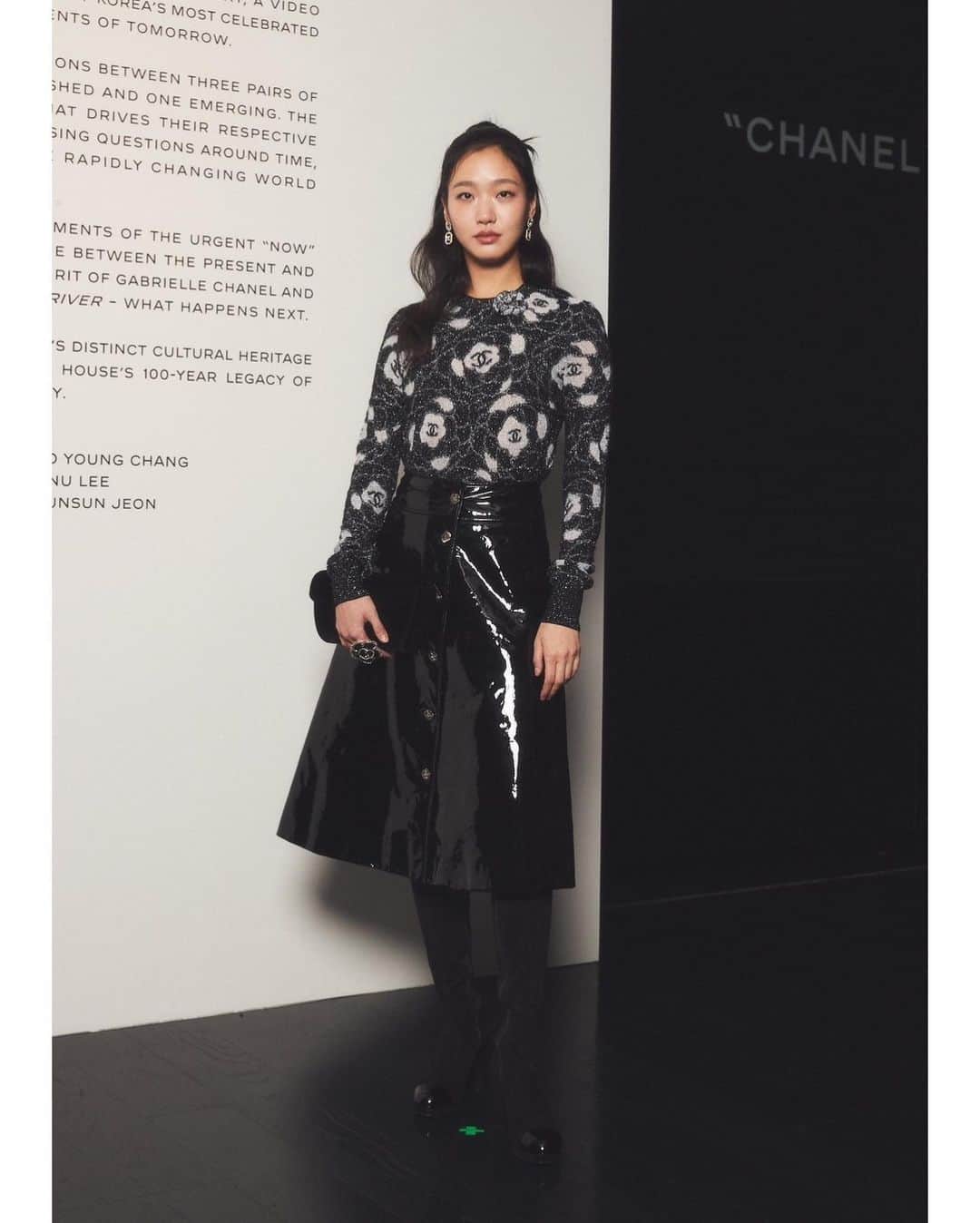 キム・ゴウンのインスタグラム：「@chanelofficial #CHANEL @friezeofficial 🖤🖤🖤」