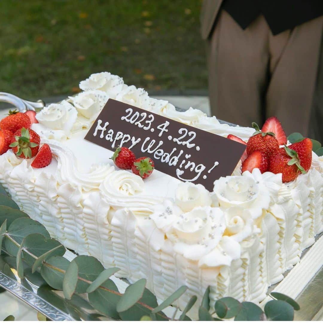 アニエス・ガーデン名張さんのインスタグラム写真 - (アニエス・ガーデン名張Instagram)「． ． [#ウエディングケーキ] ． ウエディングケーキの実例をご紹介します！ お好きなフルーツやキャラクターなどおふたりのご希望のケーキをご相談頂けます♡ ． ． 𓏸𓈒 𓐄 𓐄 𓐄 𓐄 𓐄 𓐄 𓐄 𓐄 𓐄 𓐄 𓐄 𓐄 𓐄 𓐄 𓐄 𓐄 𓐄 𓐄 𓐄 𓐄 𓐄 𓐄 𓐄 𓈒𓏸 ． ◌𓈒 おすすめフェア ◌𓈒 ． ． 9月9日(土)11:00・13:00(2部制) 【当館人気No.1】ドレス&タキシード試着×フレンチ無料試食付きフェア ． 9月16日(土)11:00・13:00(2部制) 【前日予約OK】全館見学×フレンチ無料試食×ブライダル相談会 ． 9月18日(月・祝)11:00・13:00 【1日2組限定】豪華伊賀牛0円試食付きウエディング相談会 ． 9月23日(土) 【初めての見学◎】会場探しの1stステップ！結婚式まるごと相談×フレンチ無料試食付き ． ． ◯年内限定◯ 【最大6万円旅行券付き】2023年内！カップル応援キャンペーンフェア 開催日、詳細はプロフィールのURLよりご確認ください♪ ． ． その他日程も、ブライダルフェア開催中！ 問い合わせ＆ご予約受け付けております𓂃𓈒𓏸 ． 𓏸𓈒 𓐄 𓐄 𓐄 𓐄 𓐄 𓐄 𓐄 𓐄 𓐄 𓐄 𓐄 𓐄 𓐄 𓐄 𓐄 𓐄 𓐄 𓐄 𓐄 𓐄 𓐄 𓐄 𓐄  𓈒𓏸 ． 他にも先輩カップルの写真を掲載中໒꒱· ﾟ ． [ #アニエスガーデン名張 ] ． ぜひご覧ください⋆°｡ ． 𓏸𓈒 𓐄 𓐄 𓐄 𓐄 𓐄 𓐄 𓐄 𓐄 𓐄 𓐄 𓐄 𓐄 𓐄 𓐄 𓐄 𓐄 𓐄 𓐄 𓐄 𓐄 𓐄 𓐄 𓐄  𓈒𓏸 ． #アニエスガーデン #三重 #三重県 #名張 #伊賀 #名張市 #伊賀市 #プレ花嫁#プレ花嫁準備#東海花嫁#三重花嫁 #結婚準備 #三重県結婚式 #三重県結婚式場 #三重結婚式 #三重結婚式場 #奈良結婚式 #結婚式#ウエディングケーキデザイン#フルーツケーキ#3段ケーキ#オリジナルケーキ#ケーキ入刀#ファーストバイト#カラードレス#タキシード#ウエディングフォト#ブライダルフォト  ． ． Tel:0595-62-0214 Open:平日11:00~18:00  土日祝10:00~19:00 Close:毎週火曜・水曜」9月8日 15時23分 - agnesgarden_nabari