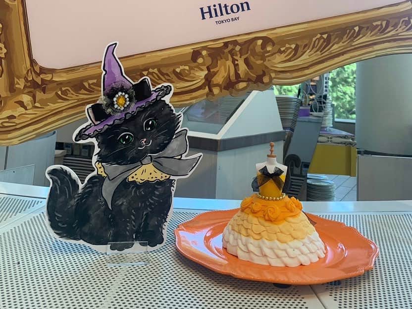 ヒルトン東京ベイ Hilton Tokyo Bayさんのインスタグラム写真 - (ヒルトン東京ベイ Hilton Tokyo BayInstagram)「ハロウィーンと猫の魅力が詰まったデザートビュッフェ「Meow Halloween Party （ミャオハロウィーンパーティー） 」🎃土日祝日限定で開催中です🍰 本日はみなさんに特にご注目いただきたい猫ちゃんとデザートをご紹介します🐈‍⬛是非、会場で探してみてください🙌  「ハッピー“ミャオ”イーン！栗とかぼちゃのドレスショートケーキ」とボンベイ（写真1枚目） 黒猫のボンベイがハロウィーンパーティーで着たいお気に入りのドレスをイメージしたかぼちゃのショートケーキです🍰ゴロゴロと入った栗の食感もご堪能ください🌰  「おばけのダークチェリータルト」とアメリカンカール👻　（写真2枚目） 小さなミイラのようなおばけをイメージしたダークチェリータルトです。果肉入りのダークチェリームースの酸味が口の中にふわっと広がります🍒そんな可愛いおばけたちを狙っているのは、アメリカンカール😼今にも捕まえてしまいそうですね💨  「ごめん寝猫のキャラメルエクレア」とマンチカン（写真3枚目） 猫がまるで「ごめんなさい」をしているように寝ている姿 #ごめん寝 をイメージしたエクレアてます。デザートの隣にはマンチカンもごめん寝してます💤🐈  「さんまの洋梨カスタードパイ」とベンガル　（写真4枚目） 猫が大好きな秋のお魚「さんま」の形をしたカスタードパイです。洋梨を扇型にカットして鱗を表現しています🐟この美味しそうなカスタードパイを狙ったのは、ベルガル😼！ごちそうをくわえたベンガルがビュッフェ台のどこかに隠れています！是非探してみて✨  「棺桶の紫芋クッキーサンド」とオリエンタルショートヘア（写真5枚目） ハロウィーンらしい棺桶型の紫芋クッキーサンドです！棺桶には十字架とピンクのハートがデザインされています。そしてごく稀に猫の顔のデザインも出現！！ラッキー猫ちゃんを見つけられるかな？？😸  ビュッフェ台には、この他にも猫ちゃんのパネルや足跡がデコレーションされていますので、是非ラウンジ・オーで探してみてくださいね🐈‍⬛  セイボリーにも猫が大好きな鰹節風味にアレンジしたフライドポテトや、お魚が入ったアヒージョもご用意しています！角切りのしゃきしゃき食感が楽しめる大根とさつまいものサラダもおすすめです🥗是非お楽しみください♪  ご予約・詳細はプロフィールから公式ホームページへ🎃 プロフィール下の「食べ物を注文」のボタンからもご予約いただけます😻 @hiltontokyobay  【Meow Halloween Party（ミャオハロウィーンパーティー）詳細】 ⚫︎会場: 1階「ラウンジ・オー」 ⚫︎期間: 2023年9月2日（土）〜10月29日（日）※土日祝日限定 ⚫︎時間: 12:00〜/12:30〜/14:30〜/15:00〜（4部制・2時間制） ⚫︎料金: 大人4,700円/4〜8歳1,800円/9〜12歳2,600円 ※約20種類のドリンクバー付 ※料金には税金・サービス料が含まれます  【入店時間指定15%OFFスペシャルオファー】 ⚫︎対象日: 2023年9月2日（土）〜10月29日（日）※土日祝日限定 ⚫︎対象時間: 14:30〜/15:00〜（2時間制） ⚫︎対象人数: 1日50名様 ⚫︎対象者: オンライン予約限定 ⚫︎料金: 大人1名　4,700円→3,995円 ※料金には税金・サービス料が含まれます  #ヒルトン東京ベイ #ヒルトン #千葉 #舞浜 #デザートビュッフェ #デザート #ビュッフェ #スイーツ #セイボリー #猫のいる暮らし ハロウィーン #猫好きさんと繋がりたい  #猫 #ハロウィーンパーティー #パーティー #猫部 #トリックオアトリート #ミャオ #秋  #おばけ #いたずら #hiltontokyobay #hilton #halloween #party #TrickOrTreat #happyhalloween #Halloween2023 #🎃」9月8日 15時26分 - hiltontokyobay