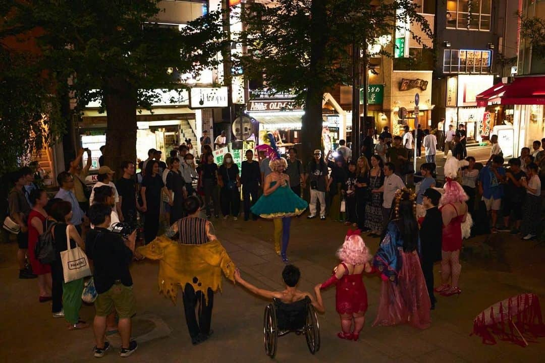 エリイ さんのインスタグラム写真 - (エリイ Instagram)「「ナラッキー」10月1日まで  歌舞伎町の王城ビルで開催中 🏰ドクターフィッシュ＆カラオケ歌い放題♫ 奈落のセリから放たれる光!  photo by @annakorikori   東京Q Q Q  @hello_mondo  @chibimoeko87  @kily227  @kumi_poleactress  @kenta.kambara  @oi_chan_  @hoapyon  @tuki_takamura_  @aoiyamada0624  @kelo_the_silverfang  ♡みんなﾀﾞｲｽｷﾌｫｰｴﾊﾞｰ♡」9月8日 15時27分 - elliechimpom