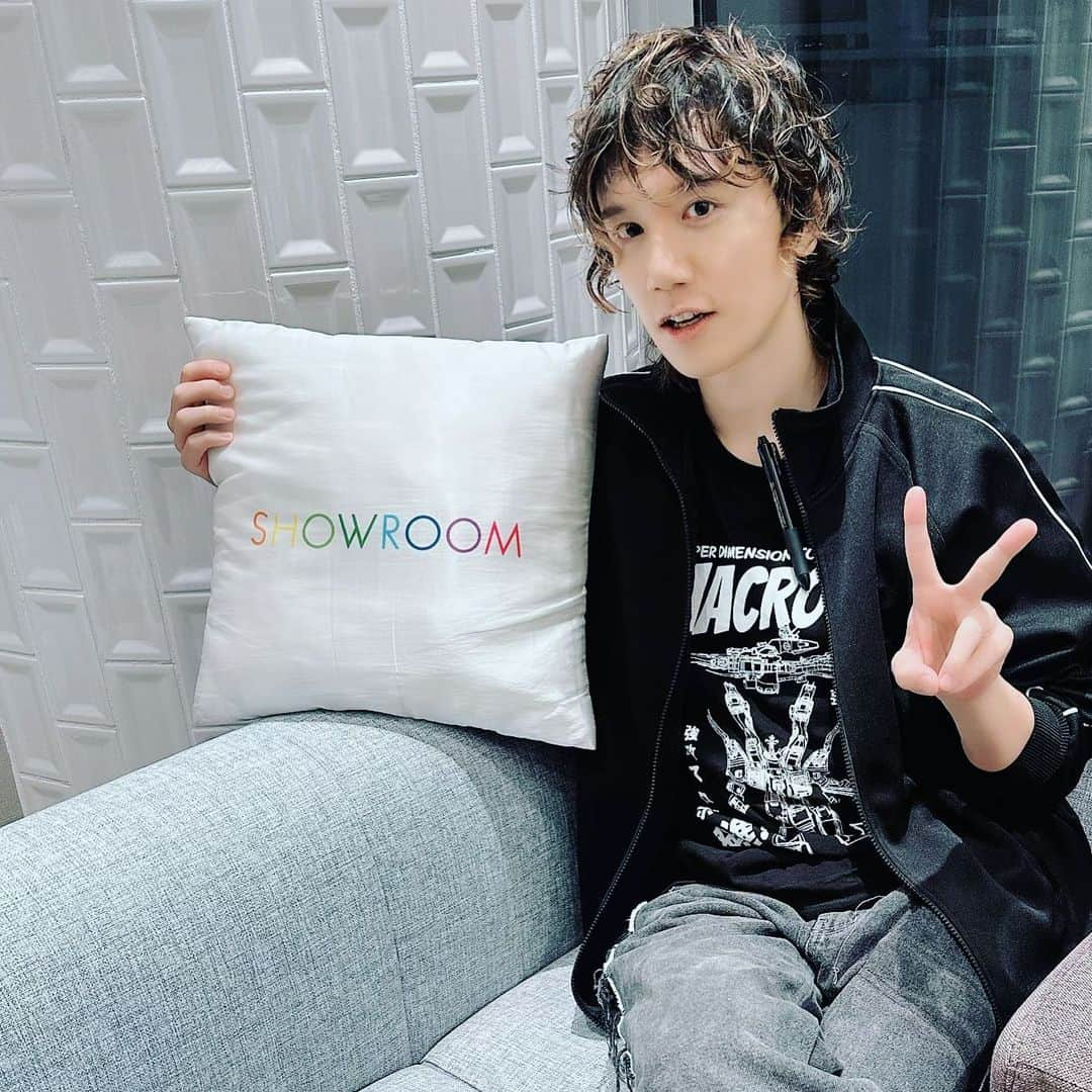 KENNさんのインスタグラム写真 - (KENNInstagram)「生放送ご視聴ありがとうございました！！  #SHOWROOM #マクロスがとまらない #マクロスデルタ #スキマストア #ペインター #体幹 #福山芳樹 #1000人近く！ #無料ライブ #もうすぐ誕生日 #初心にもどる #柄柄柄 #声優 #KENN」9月8日 15時28分 - kennu324