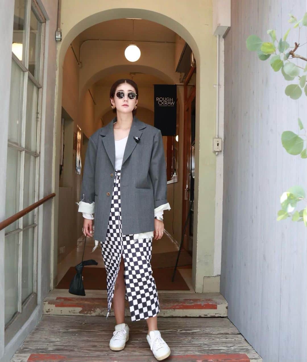 ジュジュのインスタグラム：「新作vis pierce(er)...♡  特殊なフォルム、Designだけど、 一色なストレートitemなので他の accessoryともなじみ良い🫶  この日はブローチと共に...🤲  order ...coming soon.  #2023aw #silver925」
