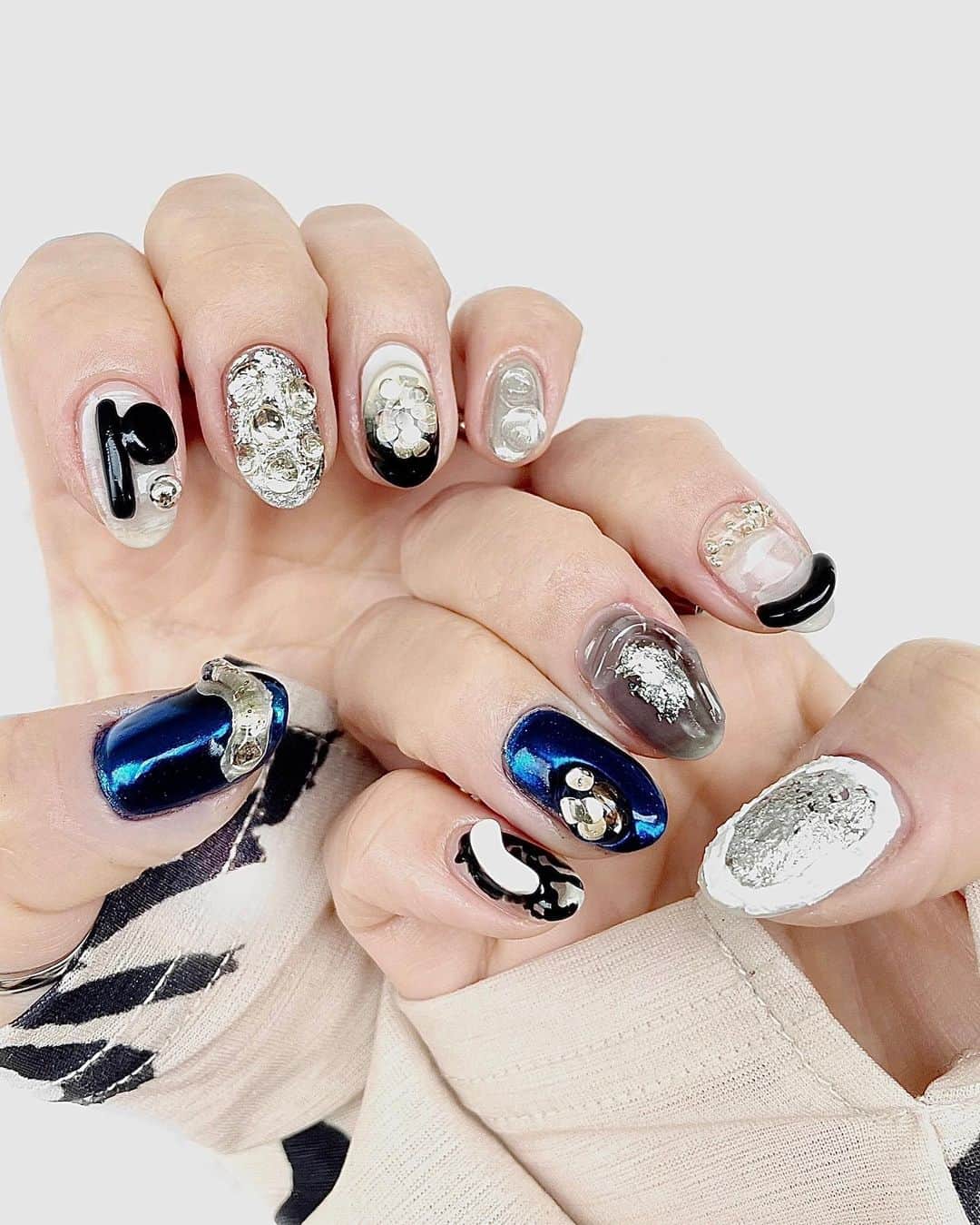 lve_xxxxのインスタグラム：「. . 💅  @_me__emk  今回はモリモリにしてもろた！ かーわーいー♡  白黒シルバーにするうもりやったけど やっかし、青も、入れてもろた💙  写真より実物のが断然可愛いので 皆んな見にきて？🥺(とは？  えみちゃん❤️Thank you ♡ 来月も宜しくー✌️  .」