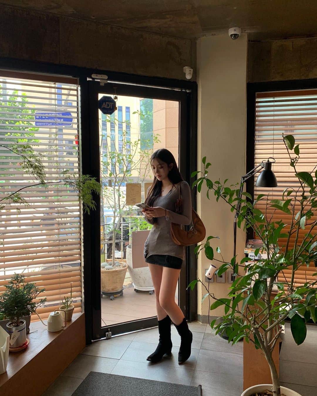 ユビンのインスタグラム：「알고보니 안나촬영지였던 카페 ☕️☕️  -마켓 오픈은 곧 오후 8시 ! 오픈 후 3일간만 ((금토일)) 할인가로 진행합뉘다 🤎  #모어리즈 #moreliz」
