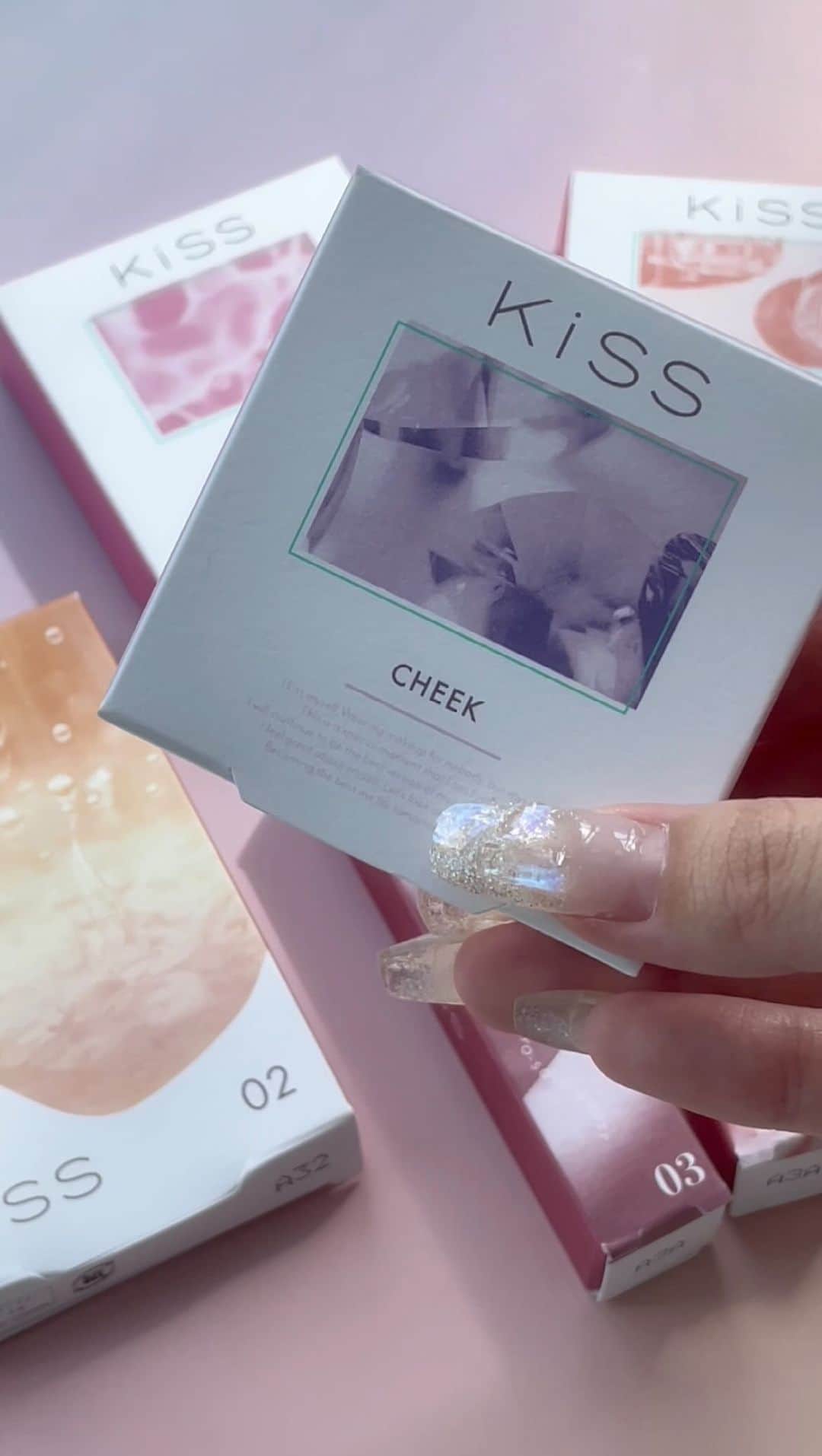 のインスタグラム：「KiSSがリニューアルしたよ🛍️🪄 #PR  #kiss #キス #カクテルデイズ #アイシャドウ #リップアロー #リップ #クリアルディブラッシュ #チーク #プチプラコスメ #コスメレビュー #コスメ #コスメ好きさんと繋がりたい #美容 #最新コスメ #パケ買い」