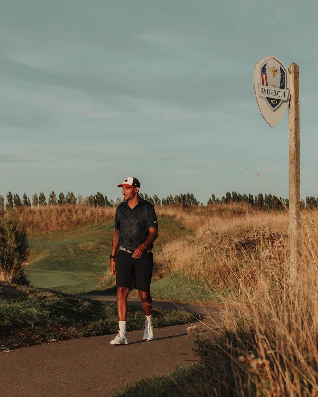 のインスタグラム：「Sunset golf 🤝🏽 @legolfnational  #golf #lovegolf #france #legolfnational #frenchopen #instagolt #culture #outtaboundzshow」