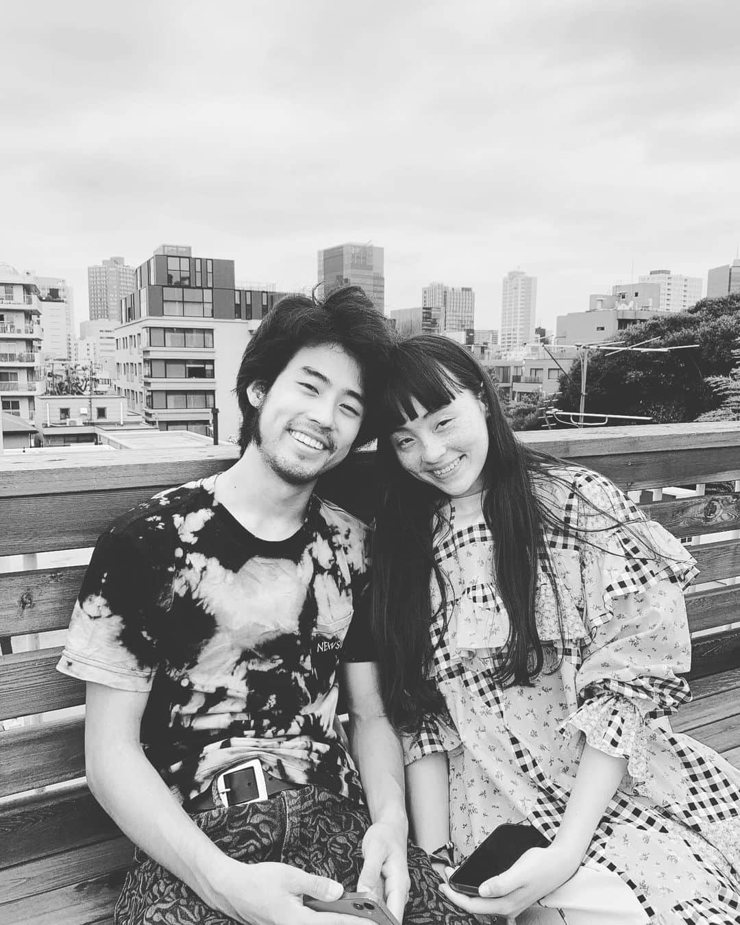 INO hidefumiのインスタグラム：「道を渡ろうとしたら赤い車が目の前で停まる。いかれたベイビーたちがオレのほうを見て笑ってる。一瞬頭が真っ白になった偶然の再会。この写真は大好きな2人と過ごした夏の日の思い出🔥 @himimojo @sereeeenam」