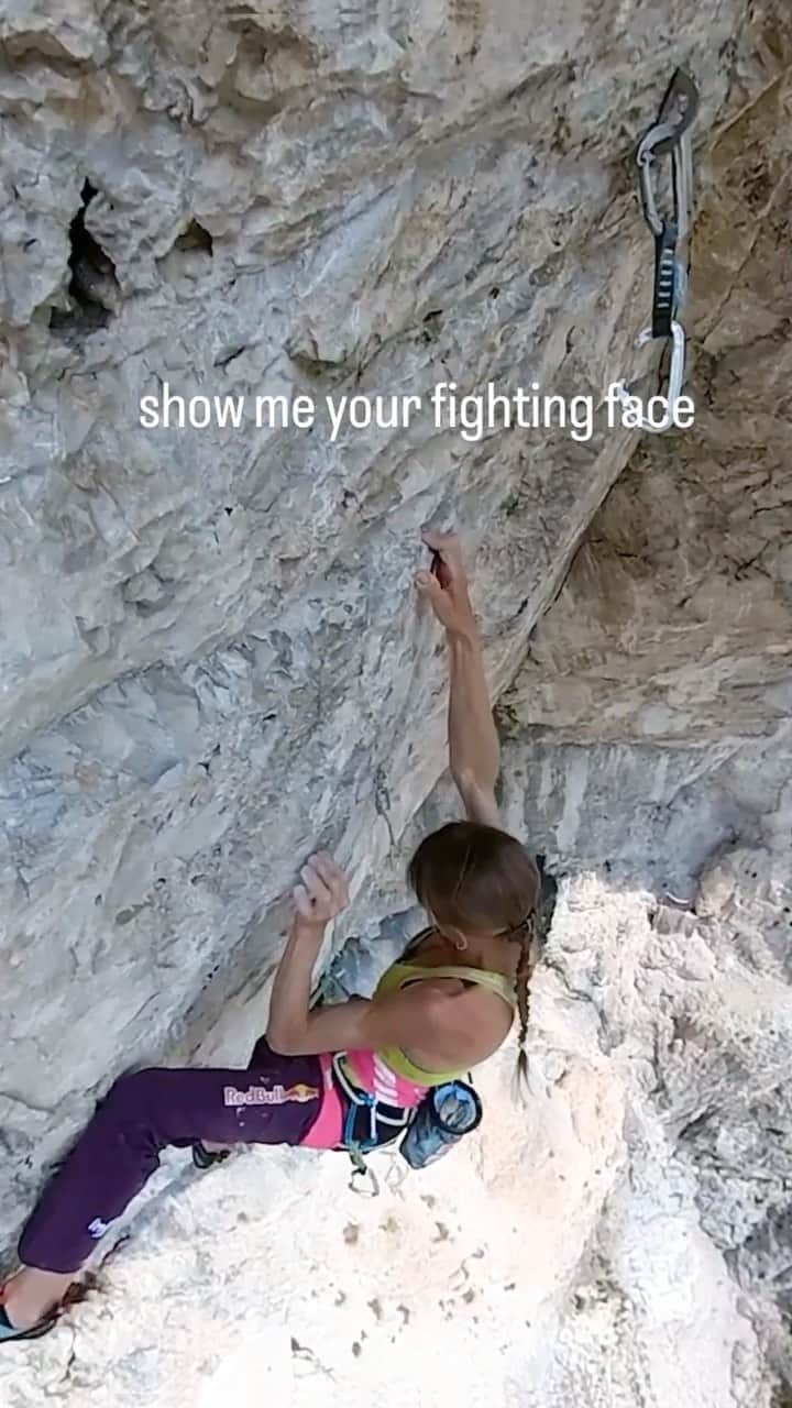 アンジェラ・アイターのインスタグラム：「Show me your fighting face 😠😄 🎥 @heinz.zak  #verleihtflügel @lasportivagram @team_edelrid #fightingfit #adventurenthusiasts #climbinglovers #extremesport」