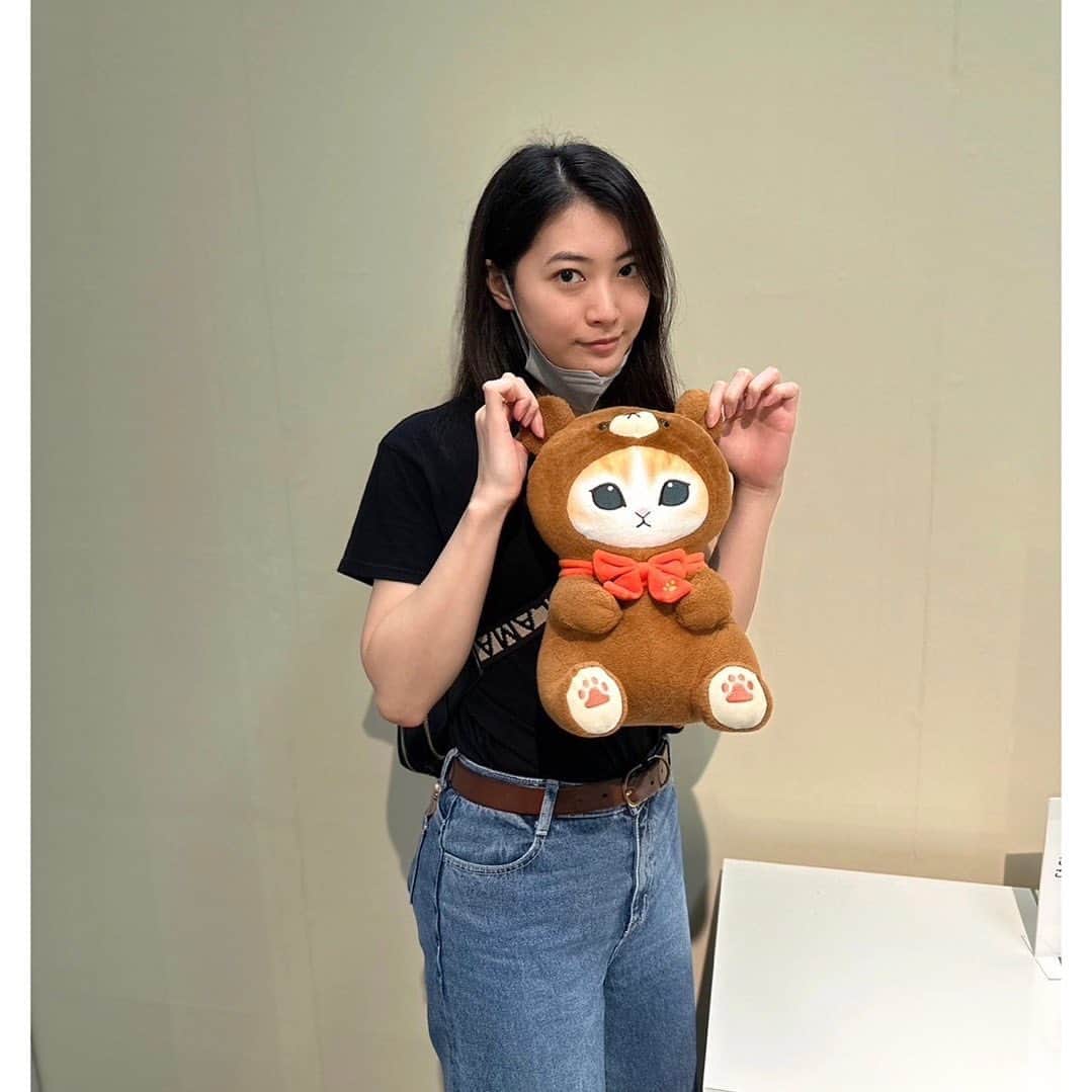 安田聖愛のインスタグラム：「⁡ 先日、mofusand展に行ってきました。 ⁡ 姉が大好きなキャラクターで、グッズ購入のおつかいに笑 ⁡ ささっと見て、グッズ買って帰ろ〜と思いながら中に入ったら 想像以上に可愛すぎるイラストが広がっていて、 なにこの子達？！可愛すぎん？！となり、しっかり楽しませていただきました😊 ⁡ 無事、グッズ購入し姉の元に届けたので妹の任務完了。 ⁡ #mofusand展　#猫」