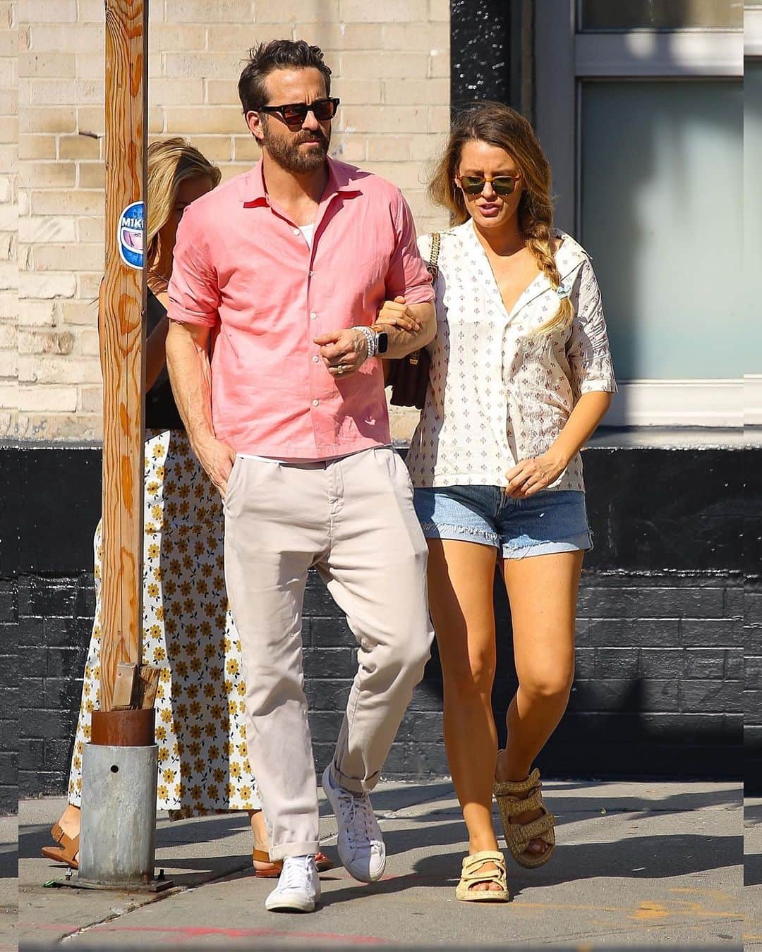 Just Jaredさんのインスタグラム写真 - (Just JaredInstagram)「Blake Lively and Ryan Reynolds try to beat the heat in lightweight looks during a mid-afternoon stroll in NYC #BlakeLively #RyanReynolds Photos: Backgrid」9月8日 6時57分 - justjared