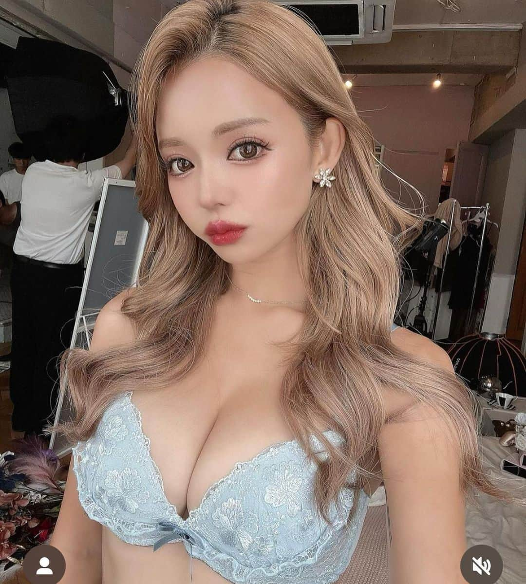 yuchanのインスタグラム：「おはようございます😊 やっと休みでゆっくり投稿出来た💦💦 4月から新しい会社に就職して毎朝バタバタしてて投稿してもコメントの返事がなかなか出来ないなら貼っても意味ないと思って張る回数が減っちゃったけど 少し余裕が出来るようになったらまた毎日貼りに来るね🙇‍♀️💦 今日は最近エクステを付けてまた可愛さがアップした ゆいちゃんだよ😊 前回のピンクの👙も可愛くて人気があったけど サ活🧖‍♀️の写真も可愛くてゆうは好きです❤️ それじゃあ今日は台風🌀の影響で朝から雨が降ってるけどみんなはお仕事頑張ってね😅💦 ゆうちゃんは来週は忙しいので今日はゆっくり休みたいと思います😊 それじゃあみんな行ってらっしゃい👋 #ゆいちゃん#可愛い#ヘアースタイル#イメチェン#かわいい#美ボディ#セクシー#キュート#ビキニ#ビキニ女子 #ビキニギャル #ビキニガール #サ活#サ活女子 #ランジェリー#beautiful#cute#pretty#charming#bikini #bikinigirl #japanesegirl #saunagirl#lingerie#yui#❤️#💗#💕👙」