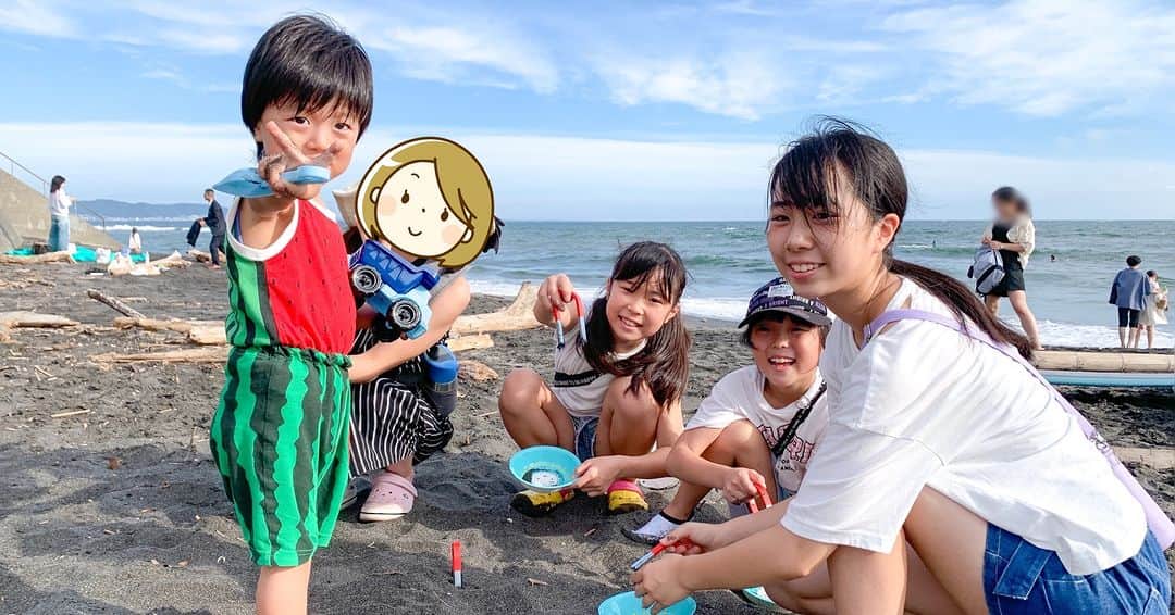 Saaaaayaのインスタグラム：「海遊びしてきた✨ この後みんなびしょびしょ（笑） 夕日がめっちゃ綺麗だった🌇  #海遊び #湘南 #砂鉄 #夕陽 #夕日 #夕焼け #中学生 #中学生女子 #小学生女子 #小学生 #四姉弟 #三姉妹ぷらす長男 #youtube #youtuber #さあやちゃんねる #はれママキッズtv #はぴらき」