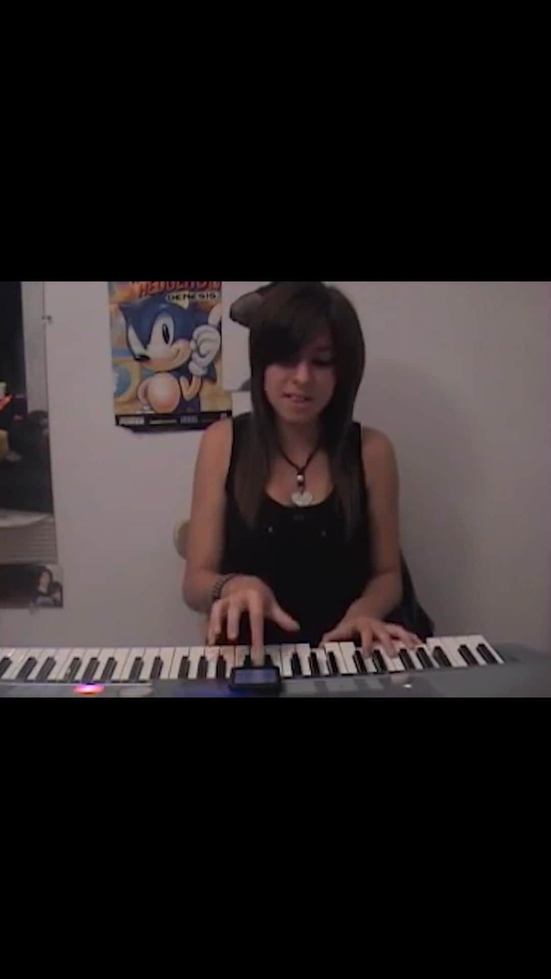 クリスティーナ・グリミーのインスタグラム：「This #GrimmieThursday Throwback we are enjoying Christina’s cover of A Year Without Rain 💚 https://youtu.be/yKeOO-8strc?feature=shared」
