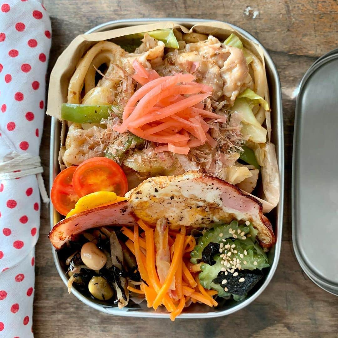 aya*** のインスタグラム：「⁡ ⁡ 2023.9.8 Friday ⁡ おはようございます🌤️ ⁡ #今日のお弁当 🍱 ○焼きうどん ○ハムエッグ ○ゴーヤの海苔ナムル ○ひじきとごぼうのきんぴら ○人参と平天の白だし炒め ⁡ ⁡ うどんでナポリタンを作ろうと思ったら、 まさかのケチャップ切れで焼きうどんに変更😂 ⁡ それからハムエッグはフライパンに半分に切ったハムを 1cmほどん間を空けて並べてから卵を割り落とすと、 黄身がなんとなく真ん中に落ち着いてくれる笑(3,4枚目) ⁡ ⁡ #自分弁当#おうちごはん#お弁当作り#フーディーテーブル#ごはん#おうちごはんlover#お弁当 #お弁当記録#お昼ごはん#昼ごはん #常備菜#作り置き#おべんとう#弁当#わっぱ#暮らし#一人暮らし#ごはん記録#ひとりごはん#料理#料理記録#日常#oben365#IGersJP#Japanesefood#foodpic#aya_ayaOben#lunchbox#うどん」