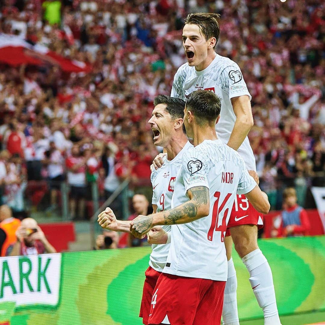 ロベルト・レヴァンドフスキのインスタグラム：「2:0 🇵🇱 @laczynaspilka」