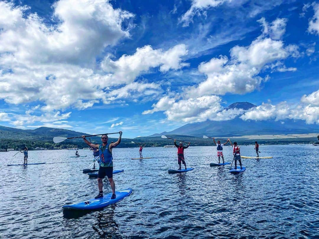 高松いくさんのインスタグラム写真 - (高松いくInstagram)「オッシュマンズキャンプ2日目の SUP体験は富士山🗻ドカーン✨  キャンプ場の陸地から見える富士山と 湖まで出て見える富士山 迫力と感動が増します🥹  最初は漕ぐのに一生懸命で 周りの景色を見る余裕もなかったり 水をばっかり見てしまっていた 皆様も どんどん顔景色に向いて 自然の音も耳に届いている感じがして 表情が更に和らいでいました☺️  余裕が出ると 急に見えてなかった物事が 目に入ったり聞こえたりしますよね😳  それは陸でも一緒かな😊  余裕が出てきたら 更に遊び方は無限♾️‼️  #富士山　#山中湖 #キャンプ  #アクティビティ #キャンプイベント  #sup #cruising #campactivities  #fujimountain #oshmanscamp2023」9月8日 7時18分 - iku_takamatsu_trip_sup_yoga