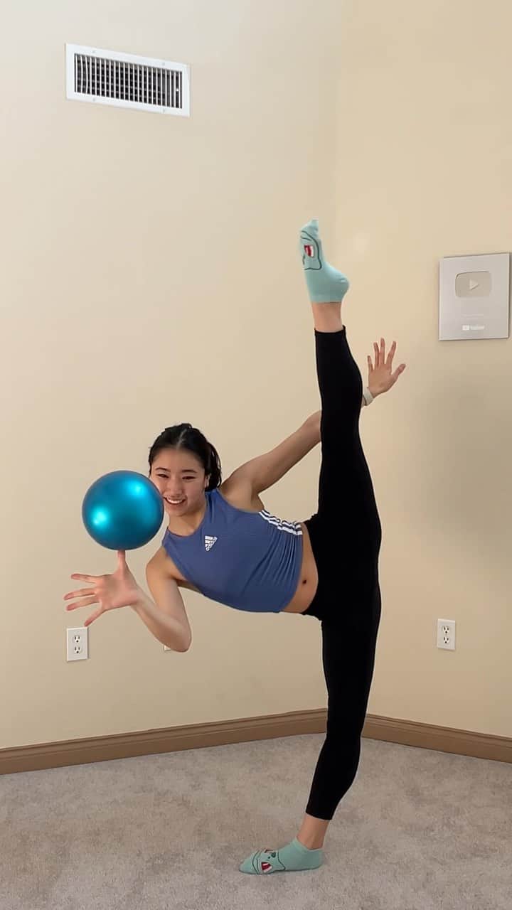 篠原枝令菜のインスタグラム：「Some of the cool tricks that have taken me hours in total to do 😭 I’m so proud of myself hehe 🥰🫶   #rhythmicgymnastics #tricks #challenge #flexibility」
