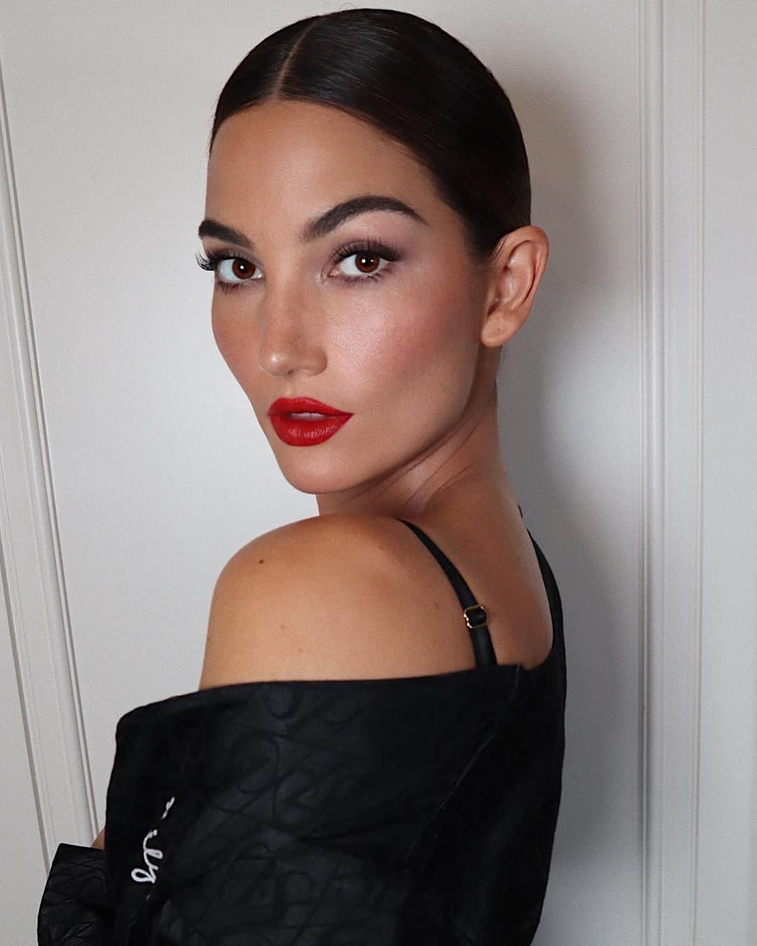 Hung Vanngoさんのインスタグラム写真 - (Hung VanngoInstagram)「#LilyAldridge (@lilyaldridge) last night at the @victoriassecret #TheTour23 ❤️🌟✨💫⭐️ Styled by #CamillaNickerson  💅🏻 @nailglam  💇🏻‍♀️ @jacobrozenberg assisted by @michaellagarfinkel_hair  💄 @hungvanngo assisted by @jianlumakeup」9月8日 7時19分 - hungvanngo