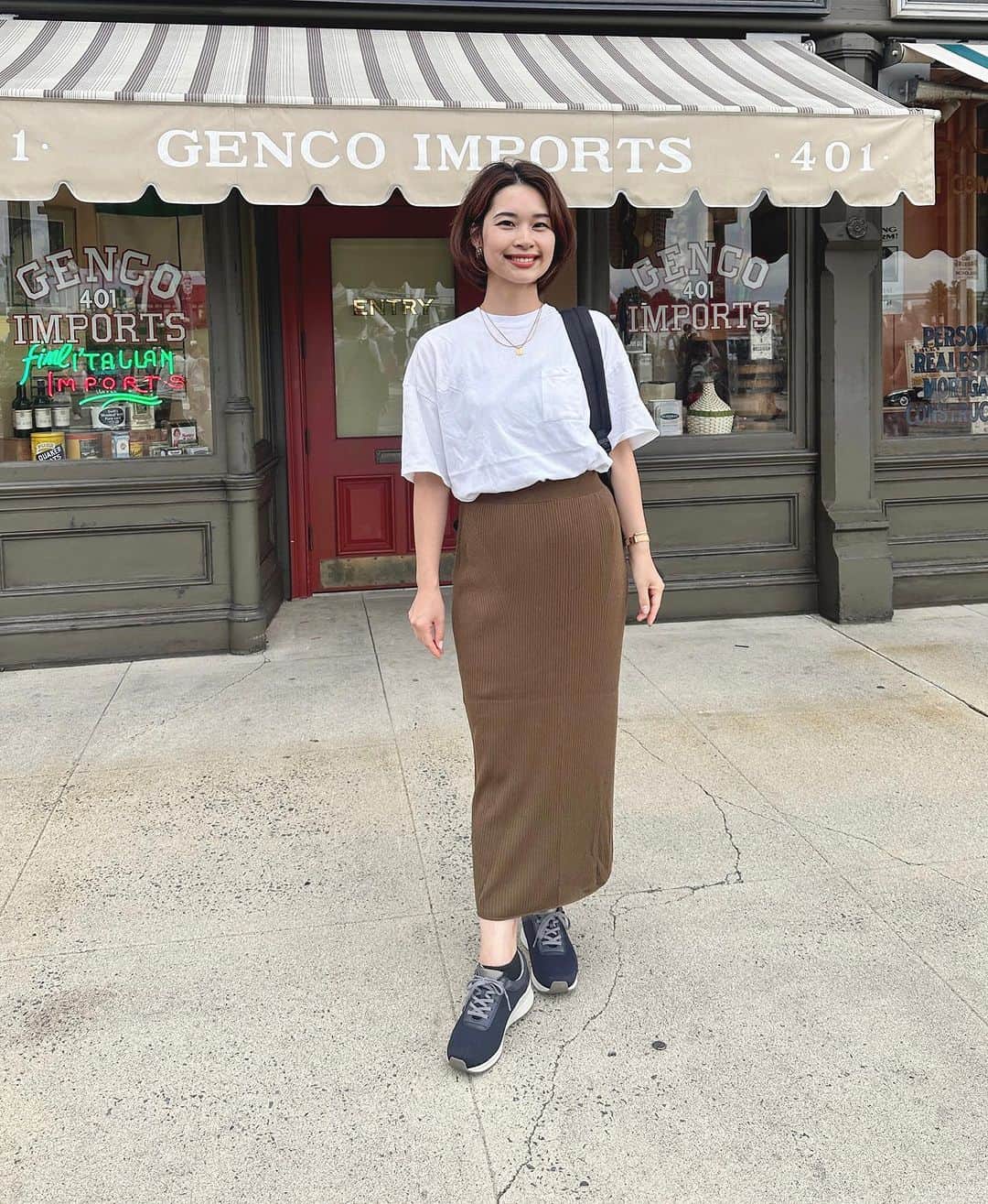 三佐和あやのインスタグラム：「ユニバ行ったよ〜🌏✨ぱくちゃん、大好きな ミニオンに大喜び🍿は、バナナ味🍌  よく歩いたけど、 @akaishi.official のスニーカー履いていったら、足が軽い軽い！！全く疲れなかった‼︎ 感動のスニーカー！  足底のインソールが 自然にフィットしてくれて、気持ちがいい。  足の悩みに 特化したブランドだから、 そこらへんのスニーカーとは、 格が違うのよ、  自然に前に 足が出る感じ‼︎  ◽️AKAISHIは、外反母趾など 様々な足の悩みを持つ方が、 歩くことで足の健康をとりもどす靴を 研究開発しているブランドです。  数千人の足裏の形から導き出されたAKAISHIオリジナルのインソールは 履いた瞬間、 足裏に吸いつくようにフィットします。  　→公式通販サイト：「AKAISHI　靴」で検索🔍  #スニーカー #シューズ #レースアップシューズ  #AKAISHI #AKAISHI公式通販 #アカイシ  #ArchFitter #アーチフィッター #外反母趾 #足底筋膜炎 #足が痛い  #PR」