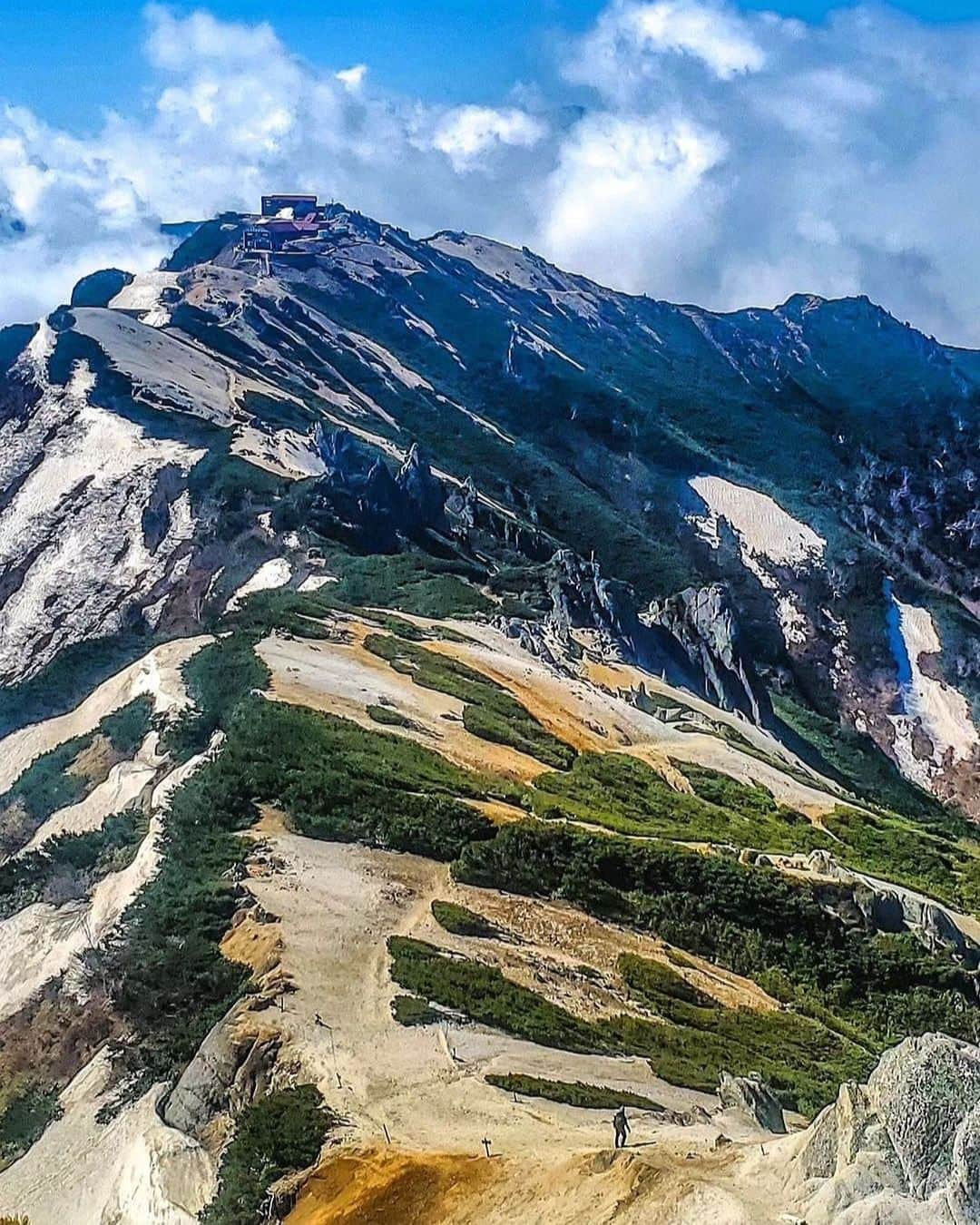 登山*トレッキング*アウトドア『.HYAKKEI』さんのインスタグラム写真 - (登山*トレッキング*アウトドア『.HYAKKEI』Instagram)「日本アルプスはそろそろ秋の気配。 今シーズン、あとどこへ行こう！？と計画をされている方も多いのでは？ 今回は美しい稜線に心躍る景色をご紹介いたします！ 詳細は下記の通りです。  1、燕山荘～燕岳（北アルプス） 2、白馬岳～小蓮華山～白馬大池（北アルプス） 3、白馬三山～唐松岳（北アルプス） 4、薬師岳～地蔵岳（南アルプス）  Special　thanks！！ 1．@masato_mt119 さん 2.  @dawa_r305  さん 3.  @momizou17 さん 4.  @niitsuta さん  #hyakkeime #登山 #トレッキング #山登り #稜線 #稜線歩き #日本アルプス #北アルプス  #南アルプス」9月8日 7時33分 - hyakkei_me