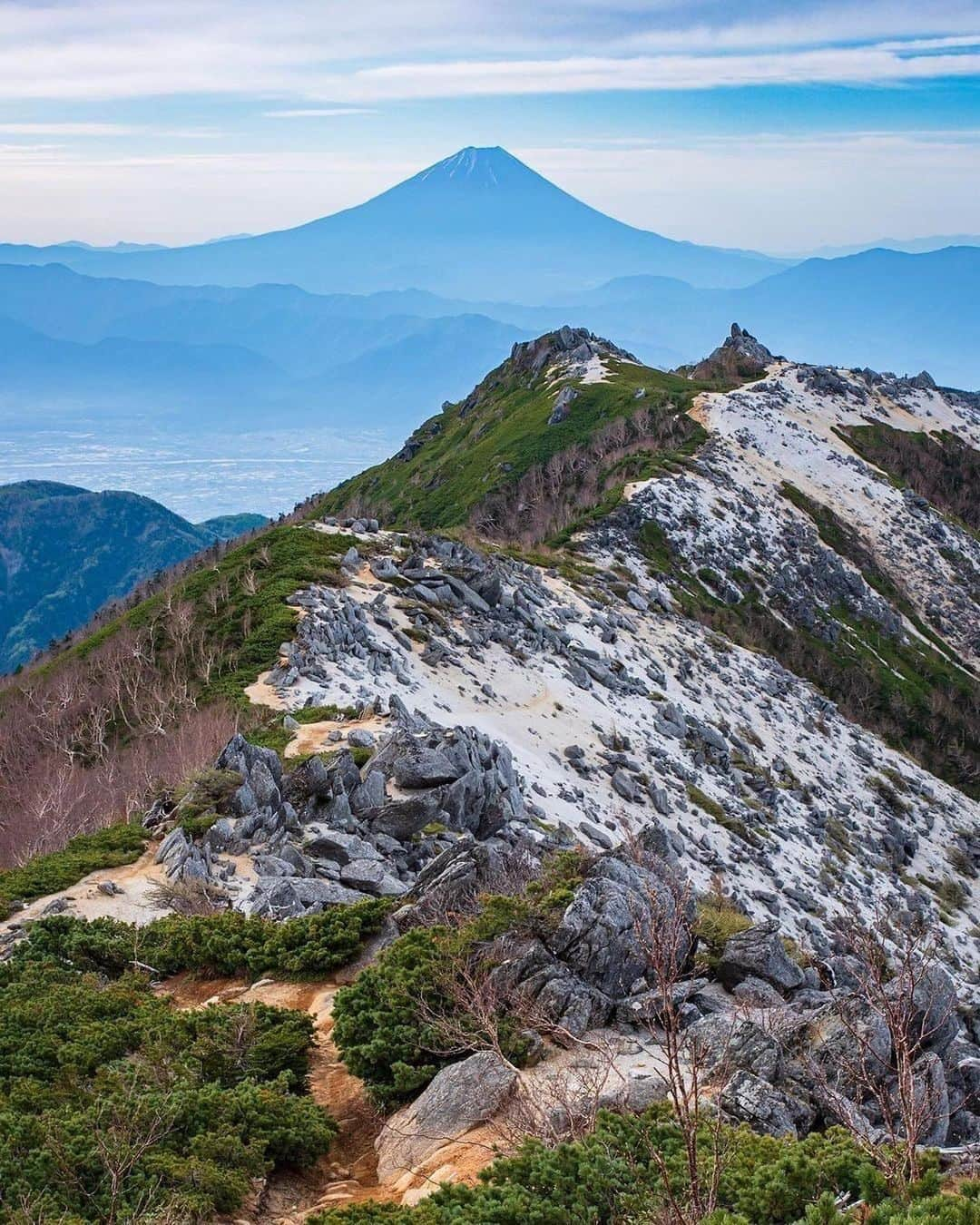 登山*トレッキング*アウトドア『.HYAKKEI』さんのインスタグラム写真 - (登山*トレッキング*アウトドア『.HYAKKEI』Instagram)「日本アルプスはそろそろ秋の気配。 今シーズン、あとどこへ行こう！？と計画をされている方も多いのでは？ 今回は美しい稜線に心躍る景色をご紹介いたします！ 詳細は下記の通りです。  1、燕山荘～燕岳（北アルプス） 2、白馬岳～小蓮華山～白馬大池（北アルプス） 3、白馬三山～唐松岳（北アルプス） 4、薬師岳～地蔵岳（南アルプス）  Special　thanks！！ 1．@masato_mt119 さん 2.  @dawa_r305  さん 3.  @momizou17 さん 4.  @niitsuta さん  #hyakkeime #登山 #トレッキング #山登り #稜線 #稜線歩き #日本アルプス #北アルプス  #南アルプス」9月8日 7時33分 - hyakkei_me