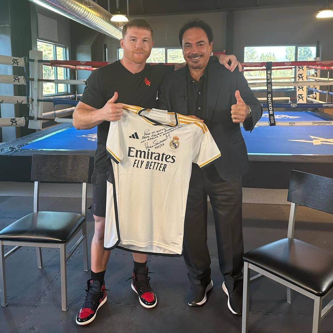 サウル・アルバレスさんのインスタグラム写真 - (サウル・アルバレスInstagram)「Un Honor tenerte con nosotros leyenda 🙏🏻gracias por el detalle. #HugoSanchez」9月8日 7時34分 - canelo