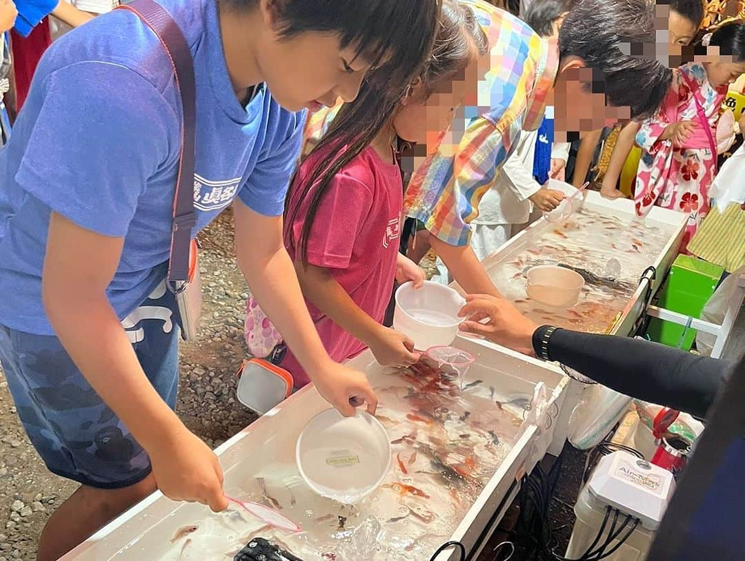 東尾理子さんのインスタグラム写真 - (東尾理子Instagram)「葉山のお祭りに行ってきました🌊 はぁ〜、と全身の力が抜けてリラックス出来る景色と雰囲気が大好き❤ 昨晩の夕焼けも、富士山とのコラボで感激🗻  森戸神社（眞名瀬）の神輿も迫力があって大好き💕  子どもたちは（一人は体調不良でお留守番で残念だったけど）自分のお小遣いを握りしめて、思う存分楽しんでました⛩️  小雨が降る中でしたが、花火も上げて下さって🎇  私の中ではこれで秋に入る感じ🍂  今年の夏もあっという間に終わったな🌻 子どもたちと一緒に、私も成長できたかな、、、  #森戸神社 #葉山 #お祭り #神輿 #眞名瀬 #子育て #夏休み #夕焼け #大好きな景色」9月8日 7時37分 - rikohigashio