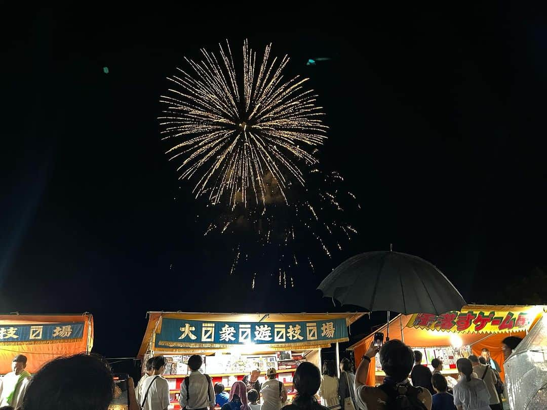 東尾理子さんのインスタグラム写真 - (東尾理子Instagram)「葉山のお祭りに行ってきました🌊 はぁ〜、と全身の力が抜けてリラックス出来る景色と雰囲気が大好き❤ 昨晩の夕焼けも、富士山とのコラボで感激🗻  森戸神社（眞名瀬）の神輿も迫力があって大好き💕  子どもたちは（一人は体調不良でお留守番で残念だったけど）自分のお小遣いを握りしめて、思う存分楽しんでました⛩️  小雨が降る中でしたが、花火も上げて下さって🎇  私の中ではこれで秋に入る感じ🍂  今年の夏もあっという間に終わったな🌻 子どもたちと一緒に、私も成長できたかな、、、  #森戸神社 #葉山 #お祭り #神輿 #眞名瀬 #子育て #夏休み #夕焼け #大好きな景色」9月8日 7時37分 - rikohigashio