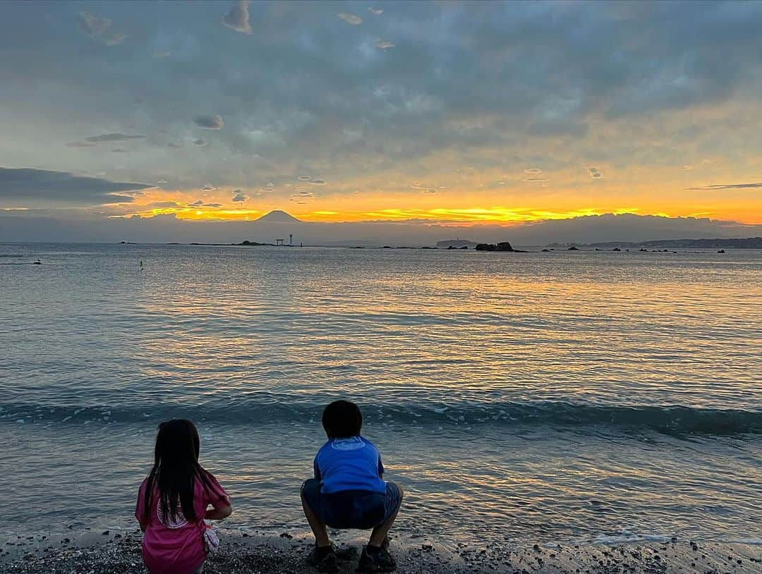 東尾理子さんのインスタグラム写真 - (東尾理子Instagram)「葉山のお祭りに行ってきました🌊 はぁ〜、と全身の力が抜けてリラックス出来る景色と雰囲気が大好き❤ 昨晩の夕焼けも、富士山とのコラボで感激🗻  森戸神社（眞名瀬）の神輿も迫力があって大好き💕  子どもたちは（一人は体調不良でお留守番で残念だったけど）自分のお小遣いを握りしめて、思う存分楽しんでました⛩️  小雨が降る中でしたが、花火も上げて下さって🎇  私の中ではこれで秋に入る感じ🍂  今年の夏もあっという間に終わったな🌻 子どもたちと一緒に、私も成長できたかな、、、  #森戸神社 #葉山 #お祭り #神輿 #眞名瀬 #子育て #夏休み #夕焼け #大好きな景色」9月8日 7時37分 - rikohigashio