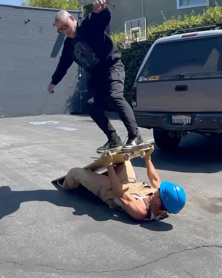 トニー・ホークのインスタグラム：「We rode the legendary @manramp yesterday after he appeared on @hawkvswolf. Jason rocked and then I got his back with the first “540” known to man… ramp. 🛹🚧👷‍♂️ #mantheramp #bobthebuilder」