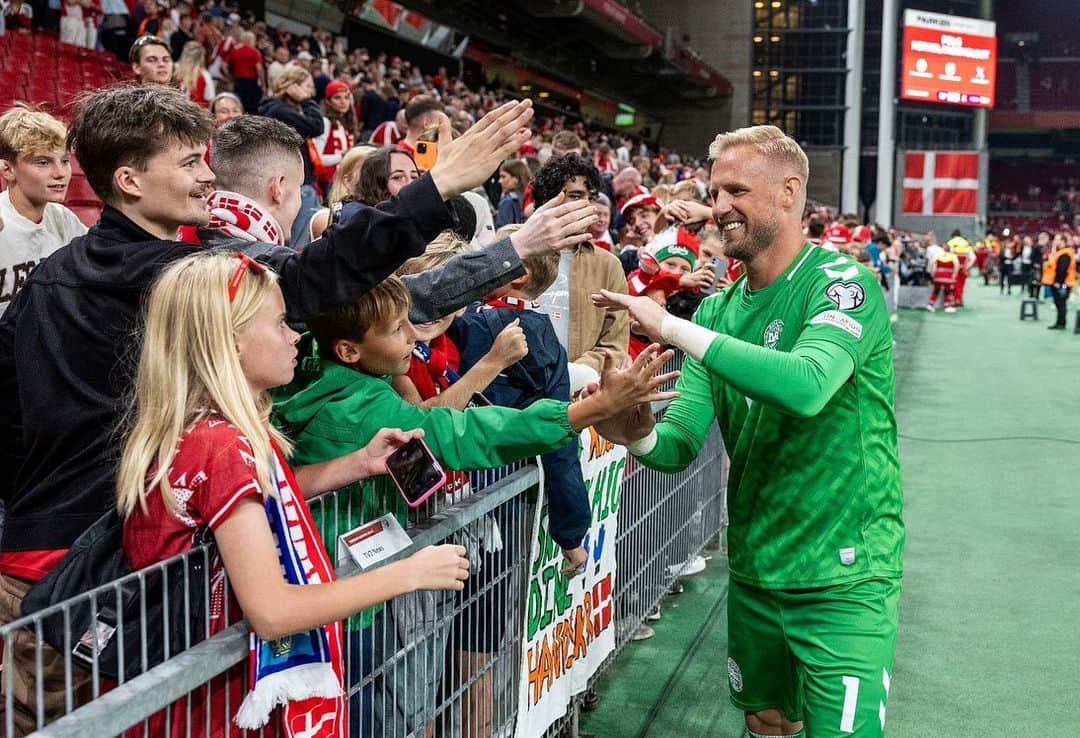 カスパー・シュマイケルのインスタグラム：「Elsker det her hold. Fantastisk aften i Parken 🇩🇰」