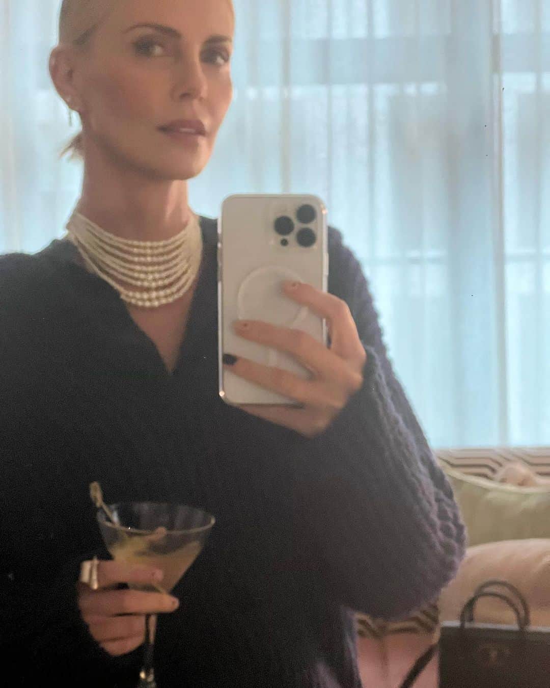 シャーリーズ・セロンのインスタグラム：「@dior」