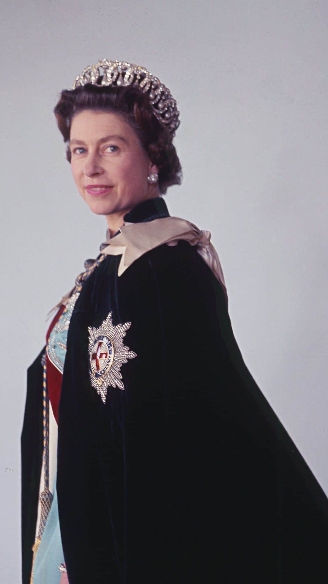 ロイヤル・ファミリーのインスタグラム：「In marking the first anniversary of Her late Majesty’s death and my Accession, we recall with great affection her long life, devoted service and all she meant to so many of us.   I am deeply grateful, too, for the love and support that has been shown to my wife and myself during this year as we do our utmost to be of service to you all.  - Charles R.」