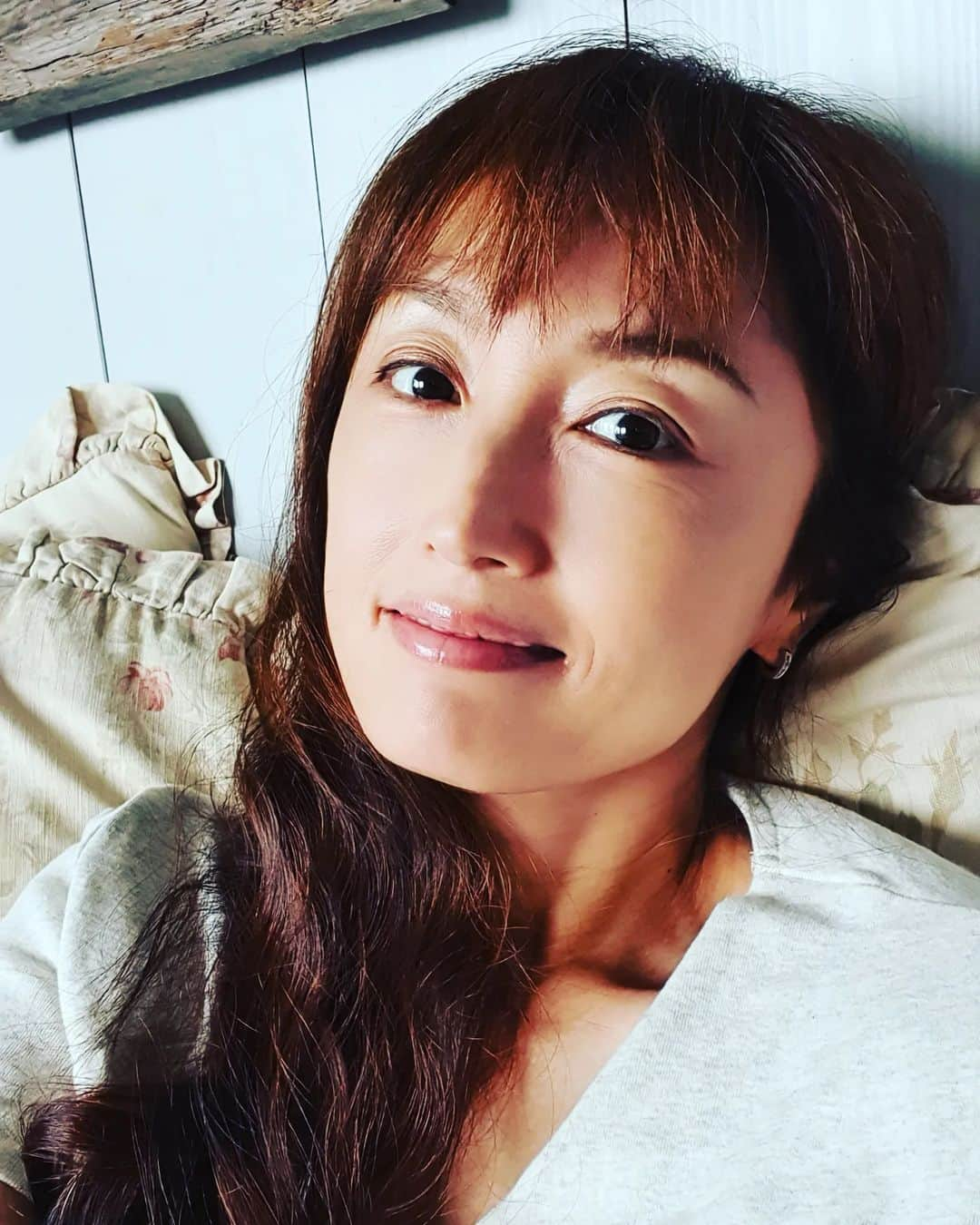 井上晴美さんのインスタグラム写真 - (井上晴美Instagram)「女優の日常  秋が来たよ  もう山は秋だ☘  何故か?　寒いの朝😯  ５時に起きて窓開けると  冷たい風がひゅ～っとふいた  いや〜いい季節だね🍁  そんな中で気がついた  これまたビックリ腰痛は何処へ?  やっぱり筋肉痛っだったようですね  内臓の病気でなくて本当に良かった  健康である身体に感謝  ストレスフリーで極力生きたいことだが  現実はそう簡単でもなく  人と関わるとなにかが起きる  いいことも悪いことも  見極めて会う人決めて進んでいかないとだね  あ。  既読無視ってよく言うけど  皆さんどう思う?  してる?  されてる?  腹立つ?  ずっと返事待ってる?  秋を感じる大使の晴美でした🐔  いってらっしゃ～い🧚  そういえば💞華金💞だ〜みんな。  Have a nice Friday 🥳  #friday #秋 #fall #華金 #既読スルー #love #stress #time」9月8日 7時51分 - harumi_inoue_