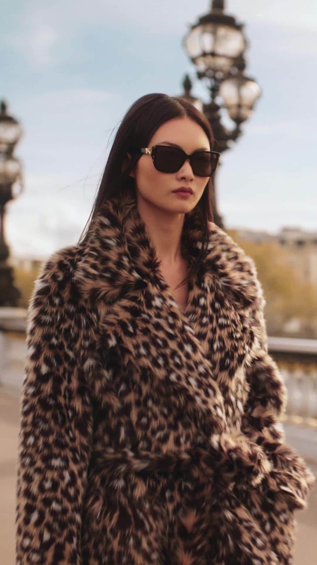 のインスタグラム：「The cat’s meow. #MichaelKors  Directed by @Jack_Shanahan_DP」