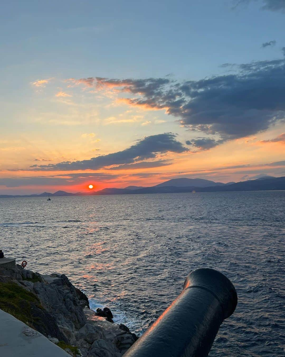 ポピー・デルヴィーニュさんのインスタグラム写真 - (ポピー・デルヴィーニュInstagram)「Greece is the word. 🧿 💙 🧿   *still clutching onto Summer」9月8日 7時55分 - poppydelevingne