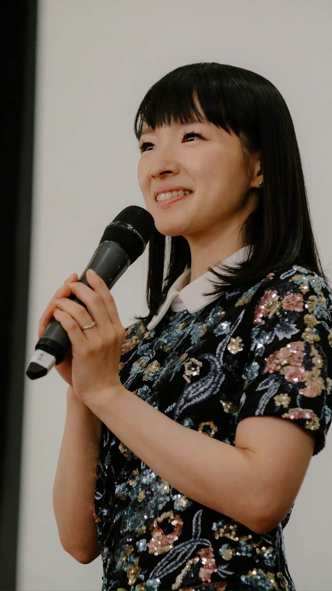 近藤麻理恵のインスタグラム：「Being able to witness the moment in which someone’s life has changed for the better, is one of the most rewarding moments of being a tidying consultant✨  If this interests you even the slightest, please feel free to join our free Info Session and Fireside Chat!  📌September 13th, 2023 ⏰9am PT | 12pm ET | 5pm GMT 📝Sign up for free using the link in my bio! 🔗Register for FREE Info Session/ Fireside Chat  #mykonmari #konmariconsultant #konmariconsultants #mariekondo #tidying #organization #professionalorganizer #businessowner #smallbusiness」