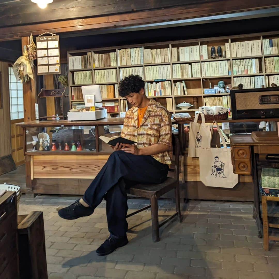 渡部豪太のインスタグラム：「Tring to pretend to be this "朝陽堂BOY"(named Jiro-san).  #ふるカフェ系ハルさんの休日  #群馬 #東吾妻町  #古民家カフェ #本」