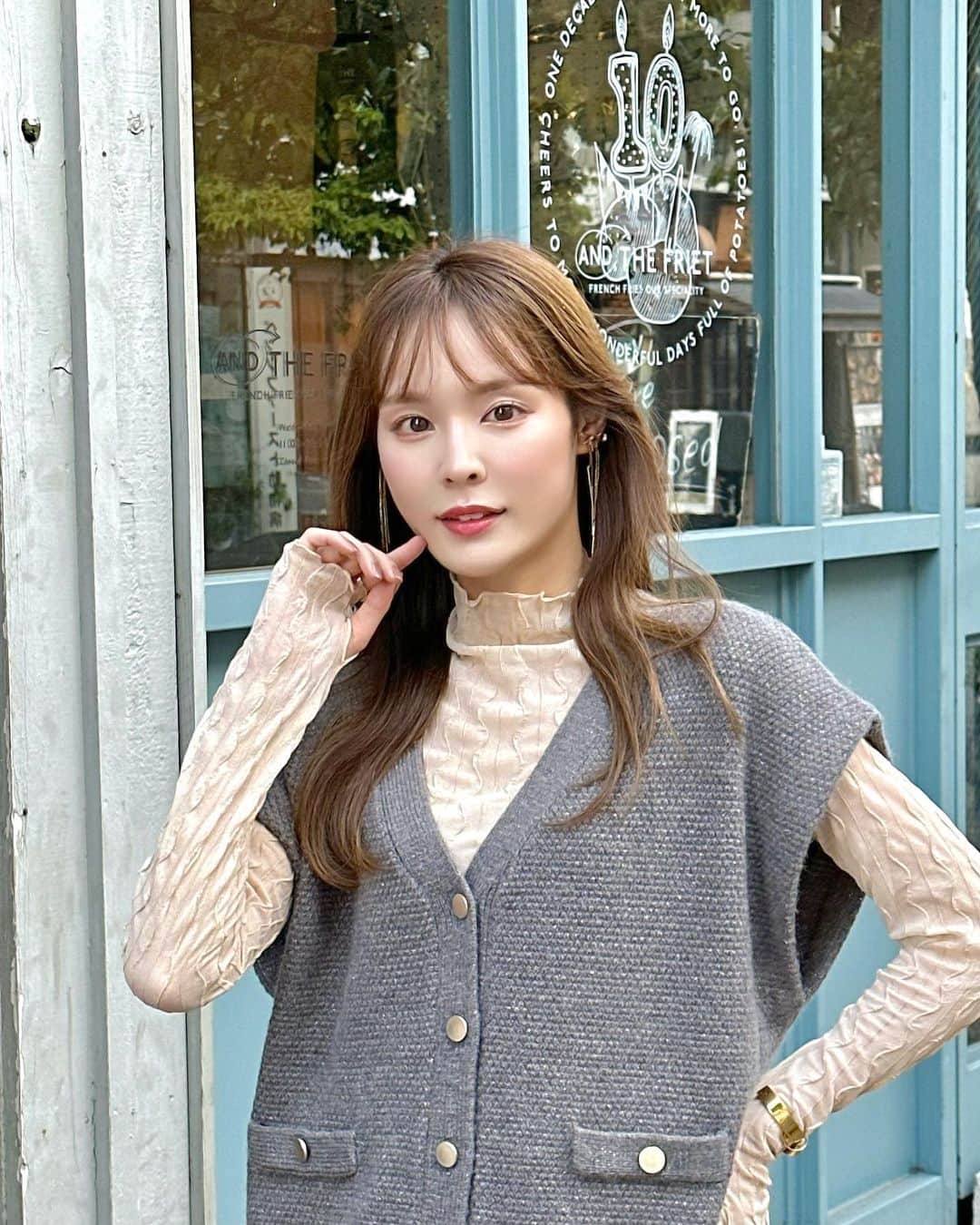 磯田 ひかる(Hikaru Isoda) のインスタグラム：「おはようございます🫶🤍 金曜日ですね〜！あと1日がんばりましょう🥺💕  この日はベストとシアーシャツのレイヤードコーデでした🥯  ツイードスカートを合わせたよ♡  【着用アイテム】 Vest @classicalelf_official  フィンガーホール付柄シアーメロートップス ベージュ S ¥1,999税込  Vest & Skirt @31sonsdemode  ツイードマーメイドスカート 01オフホワイト ¥12,100(税込)  ツイーディーカーデセットシャツワンピース 10 チャコールグレー ¥16,500   Bag @cafune.official   ------------------------------ picaru：162cm / 骨格ウェーブ 1st ブライトスプリング 2nd ブライトサマー  大人可愛いスタイルアップコーデ ヘアメイクを合わせた トータルスタイリングを提案🤍  不定期にストーリーで ファッションお悩み相談募集中🥰 ------------------------------  他の投稿を見る→【@picaruuu】」