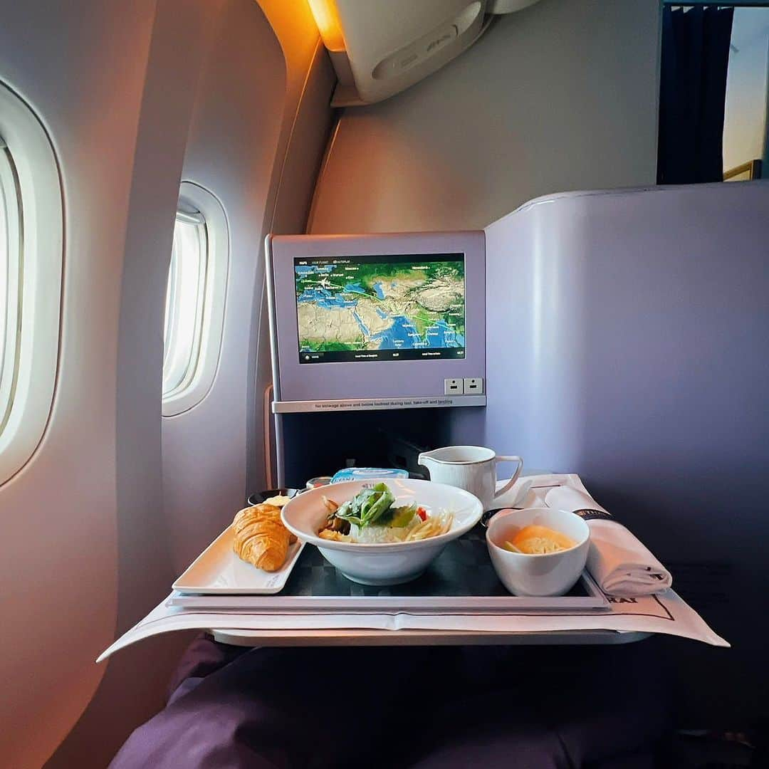 タイ航空のインスタグラム：「Begin your day above the clouds with a culinary masterpiece on Thai Airways, courtesy of Chef Bo, Bolan! 🍽️✈️ Thai-Style hot & sour rice porridge with Smoked fish. 😋 It's the ultimate way to kickstart your journey from Bangkok to Europe, Australia, and Japan! 🌍🇦🇺🇯🇵 Don't miss out on these flights: Europe - TG910, 920, 924, 930, 950, 960, 970; Australia - TG461, 465, 475; Japan - TG622, 642, 644, 648, 670, 672, 676, 682. ✨✈️   📸 Credit Photo - Atchareeya Nimmannit #TravelEats #ThaiAirways #smoothassilk #InFlightDelights」