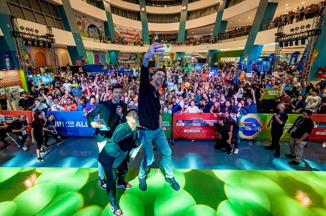 パウ・ガソルのインスタグラム：「Mabuhay Philippines! 🇵🇭 Thanks for the amazing welcome, Manila! Excited for semifinals today! #FIBAWC #WinForAll 🏆🌍」