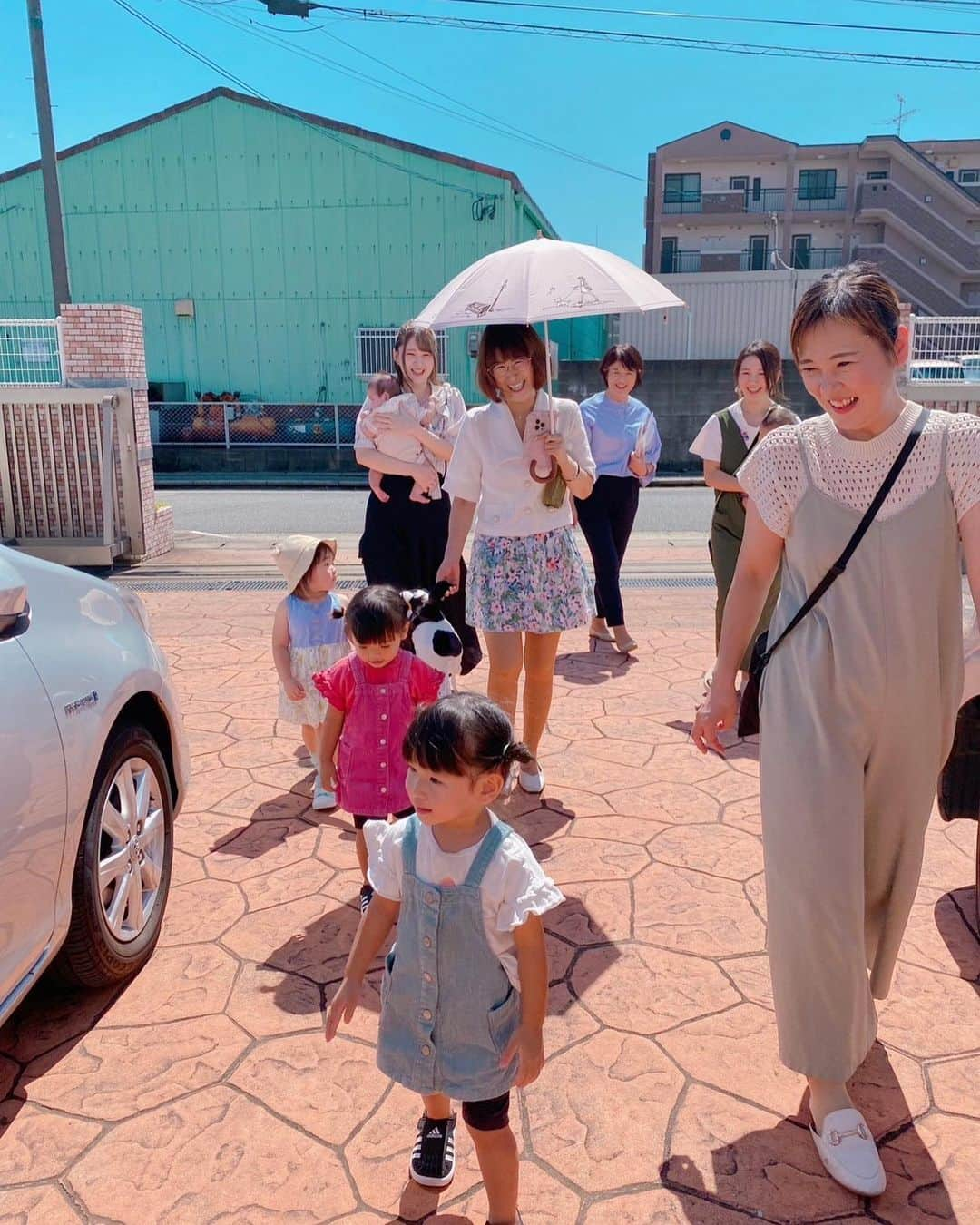 岩本初恵さんのインスタグラム写真 - (岩本初恵Instagram)「親子で会社出勤 保育園に行けない日 夏休み 冬休み 学校が休みの日  愛しとーとに出勤 子供ちゃん達の笑顔に 癒されます  昔ながらの子育て みんなで育てて 親の働く背中を見て 育ってくれたら  それが一番の教育 そんな気がして 赤ちゃんを会社で 育てて２５年  親を助けてあげたい 違いました 私達が いっぱい 助けられました  トイレ掃除も 親を見て真似てます  油断すると お客様からの電話に 出て 愛しとーとですと 可愛い声で言ってる  可愛い可愛い天使 今日も朝から ありがとう❤️  #愛しとーと #親子  #勤務  #可愛い #幸せ #会社  #トイレ掃除  #真似  #お昼寝  #優しい」9月8日 8時15分 - hatsue_iwamoto