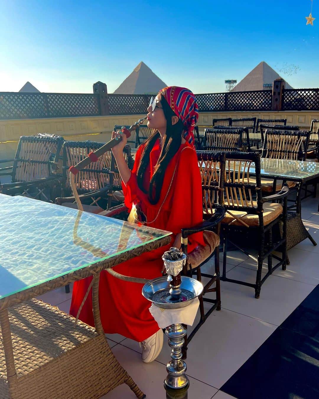 まきたんさんのインスタグラム写真 - (まきたんInstagram)「pyramidをバックにシーシャです☺️⭐️ ホテルはRITZに泊まりました🎵 #Egypt」9月8日 8時10分 - makitan.investor