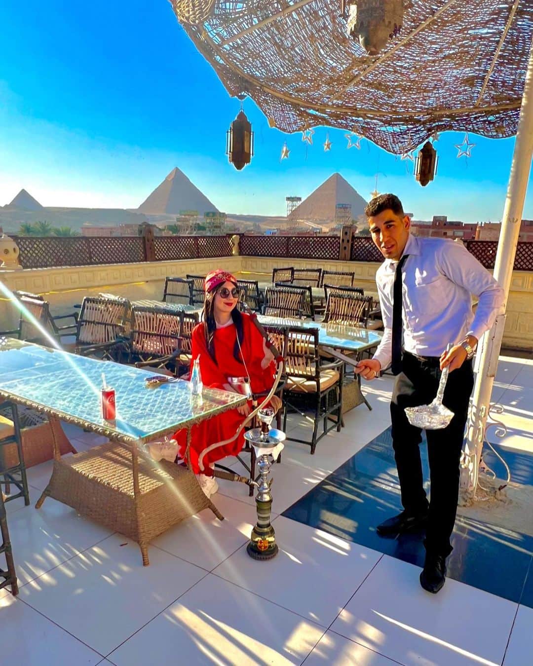 まきたんさんのインスタグラム写真 - (まきたんInstagram)「pyramidをバックにシーシャです☺️⭐️ ホテルはRITZに泊まりました🎵 #Egypt」9月8日 8時10分 - makitan.investor