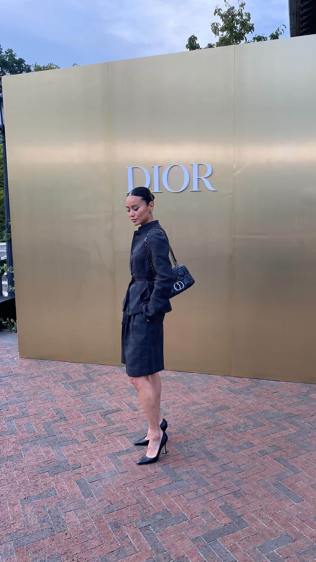 ジェイミー・チャンのインスタグラム：「J’adore as seen by Jean-Michel Othoniel. Head to toe in @Dior 🖤 #JadoreDior #FlowersAreGold @DiorBeauty @bobscott200 @timothyaylward #nyfw」